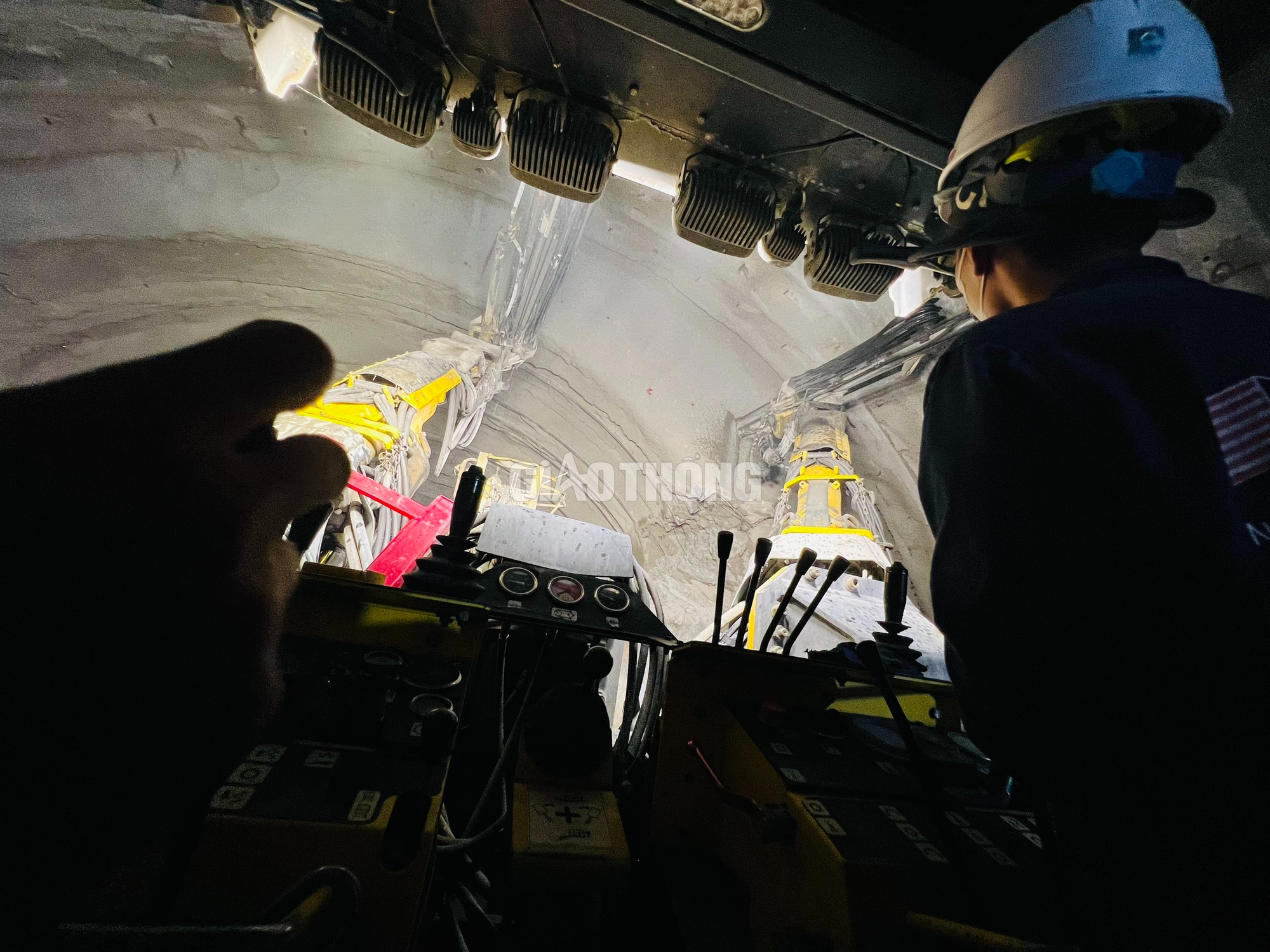 Đục đ&aacute;, khoan n&uacute;i thi c&ocirc;ng hầm cấp đặc biệt tr&ecirc;n cao tốc Bắc - Nam- Ảnh 8.