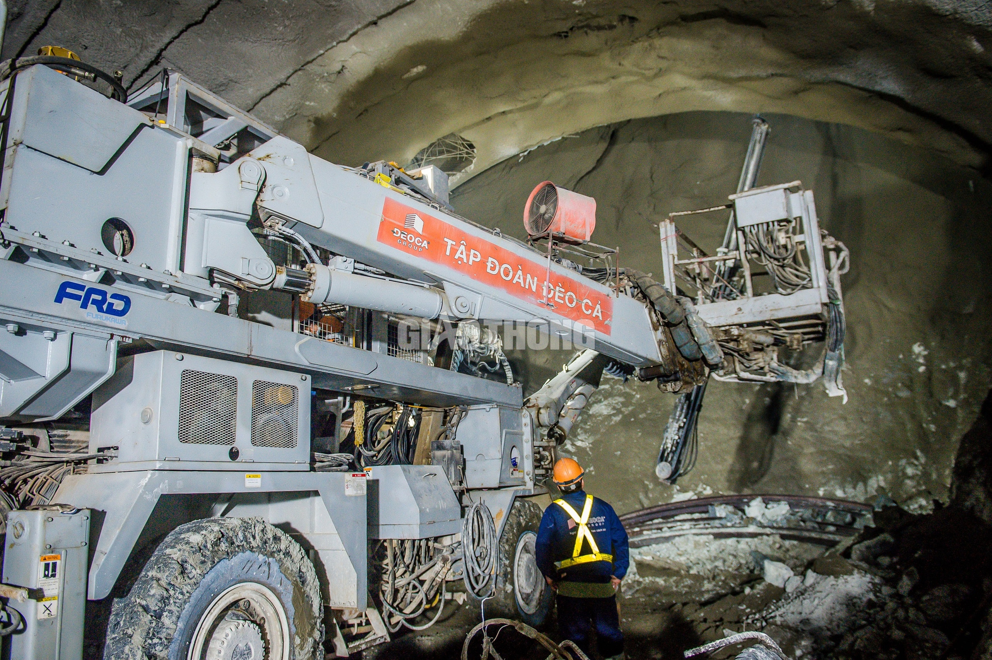 Đục đ&aacute;, khoan n&uacute;i thi c&ocirc;ng hầm cấp đặc biệt tr&ecirc;n cao tốc Bắc - Nam- Ảnh 9.