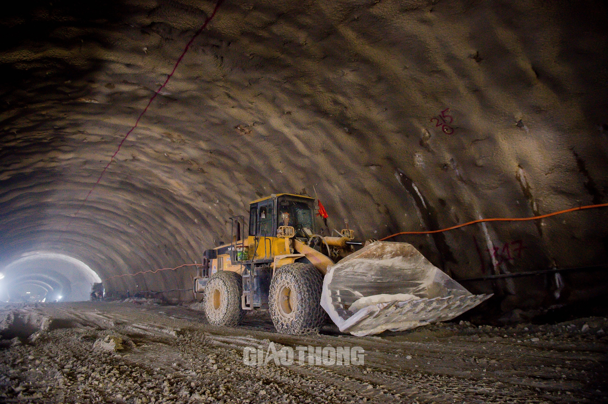 Đục đ&aacute;, khoan n&uacute;i thi c&ocirc;ng hầm cấp đặc biệt tr&ecirc;n cao tốc Bắc - Nam- Ảnh 11.