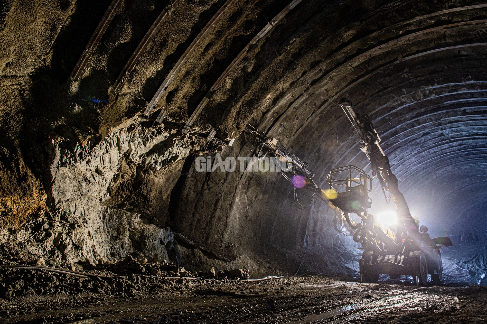 Đục đ&aacute;, khoan n&uacute;i thi c&ocirc;ng hầm cấp đặc biệt tr&ecirc;n cao tốc Bắc - Nam- Ảnh 10.