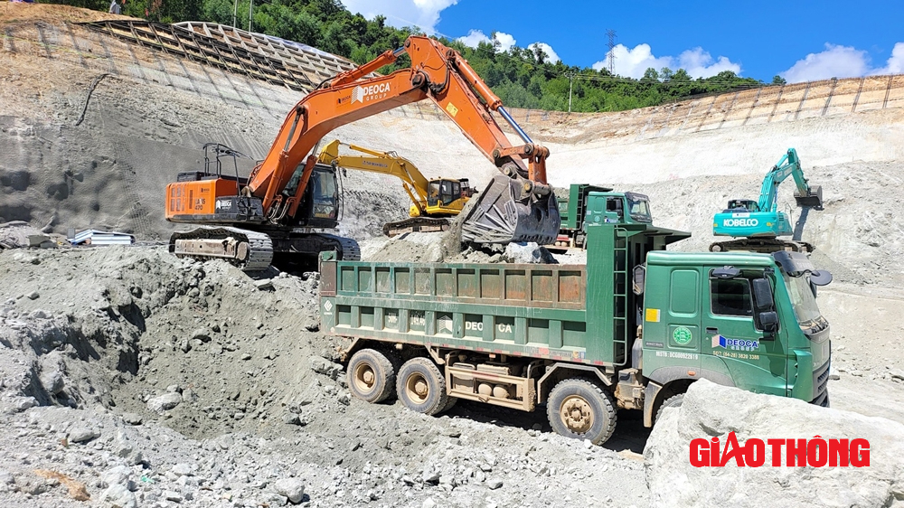 Đục đ&aacute;, khoan n&uacute;i thi c&ocirc;ng hầm cấp đặc biệt tr&ecirc;n cao tốc Bắc - Nam- Ảnh 12.