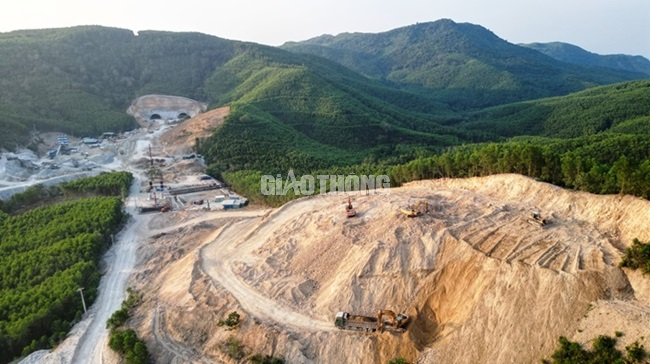 Đục đ&aacute;, khoan n&uacute;i thi c&ocirc;ng hầm cấp đặc biệt tr&ecirc;n cao tốc Bắc - Nam- Ảnh 13.