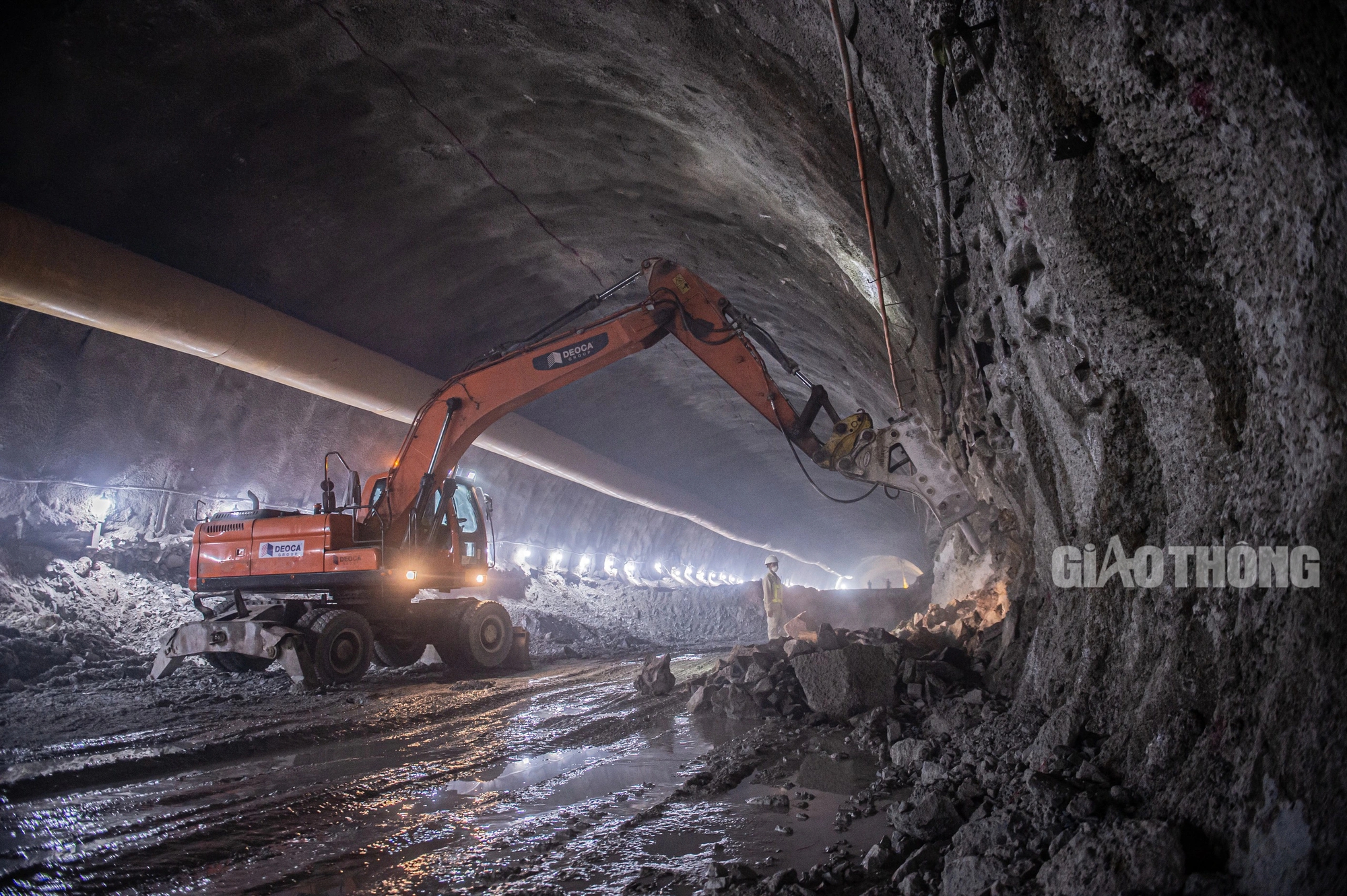 Đục đ&aacute;, khoan n&uacute;i thi c&ocirc;ng hầm cấp đặc biệt tr&ecirc;n cao tốc Bắc - Nam- Ảnh 6.