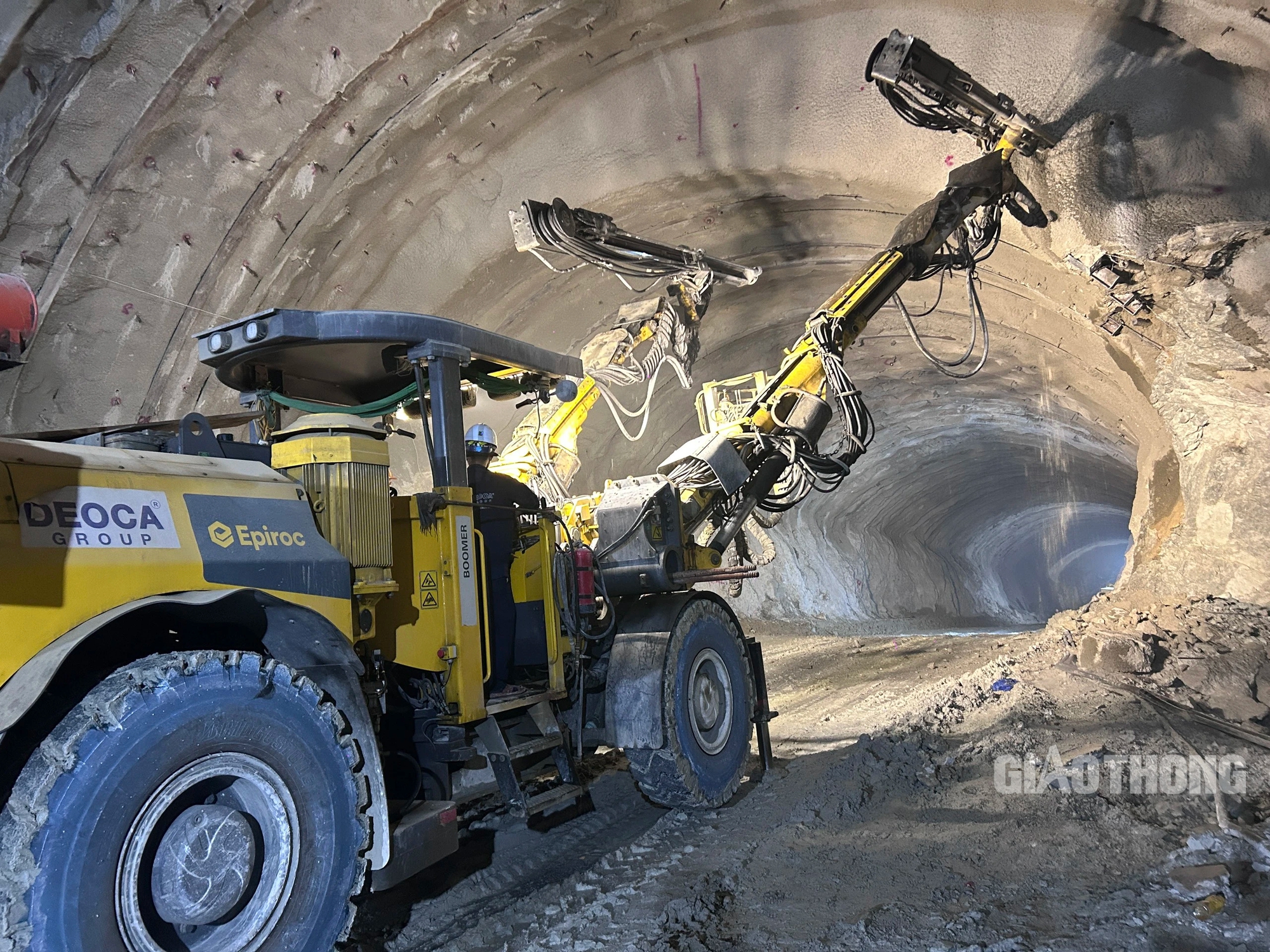 Đục đ&aacute;, khoan n&uacute;i thi c&ocirc;ng hầm cấp đặc biệt tr&ecirc;n cao tốc Bắc - Nam- Ảnh 4.