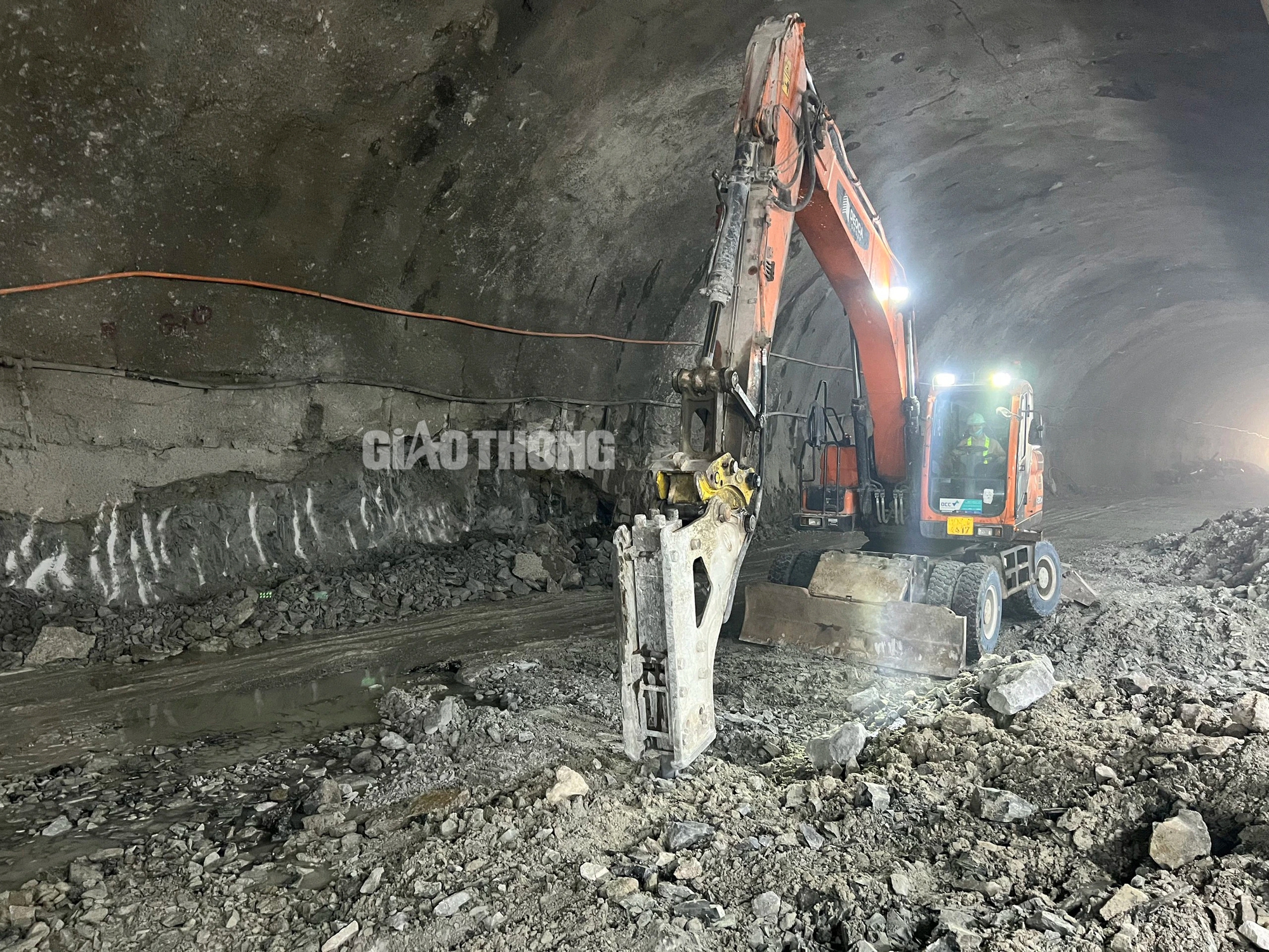 Đục đ&aacute;, khoan n&uacute;i thi c&ocirc;ng hầm cấp đặc biệt tr&ecirc;n cao tốc Bắc - Nam- Ảnh 3.