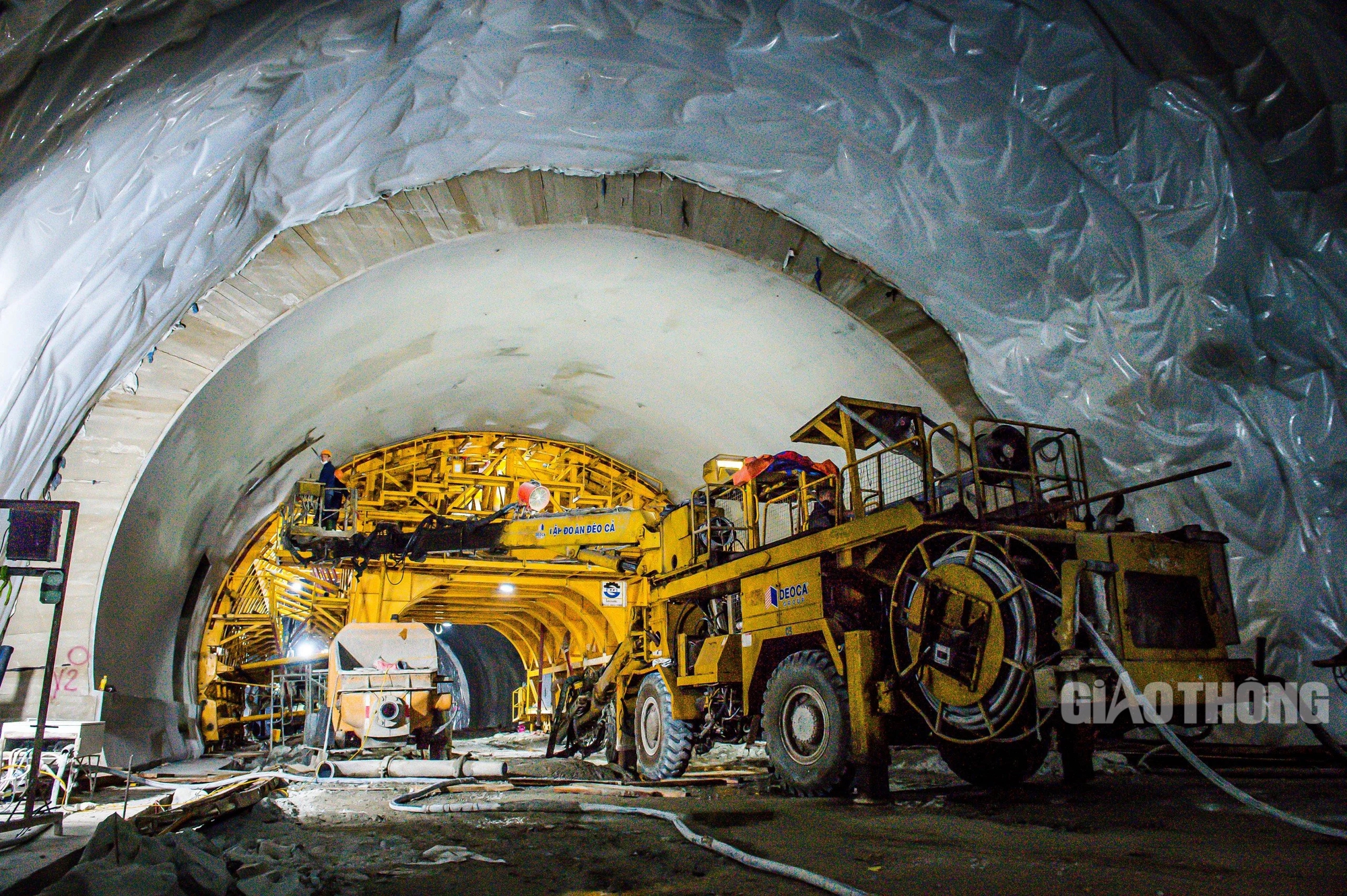 Đục đ&aacute;, khoan n&uacute;i thi c&ocirc;ng hầm cấp đặc biệt tr&ecirc;n cao tốc Bắc - Nam- Ảnh 2.