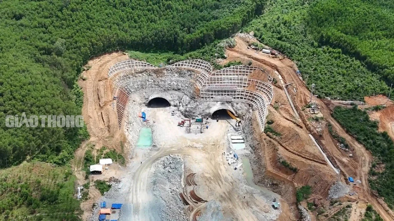 Đục đ&aacute;, khoan n&uacute;i thi c&ocirc;ng hầm cấp đặc biệt tr&ecirc;n cao tốc Bắc - Nam- Ảnh 1.