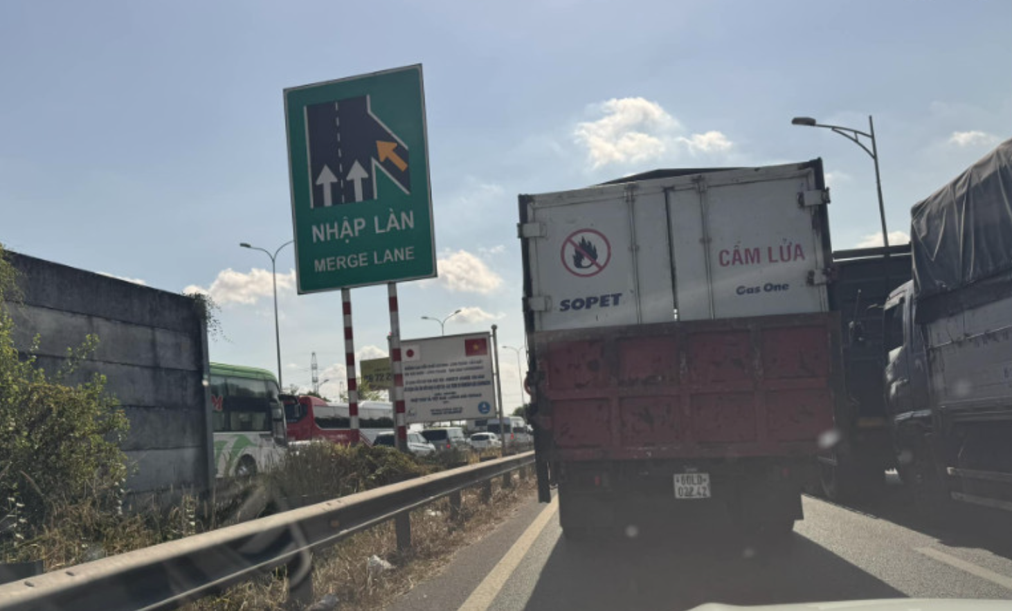 Xe kh&aacute;ch bốc ch&aacute;y dữ dội tr&ecirc;n cao tốc, nhiều người hoảng hốt chạy tho&aacute;t th&acirc;n- Ảnh 2.