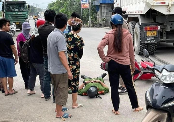 Sau tai nạn, t&agrave;i xế xe tải ngồi thất thần b&ecirc;n cụ b&agrave; đ&atilde; tử vong- Ảnh 2.