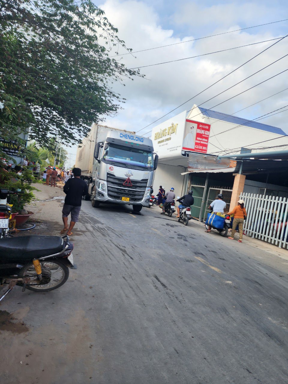 Va chạm xe container, nam học sinh lớp 6 đi xe đạp điện tử vong- Ảnh 1.