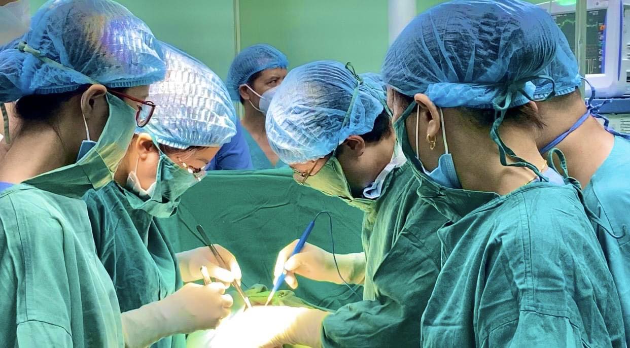 B&aacute;c sĩ 2 bệnh viện c&acirc;n n&atilde;o mổ lấy thai cho sản phụ mắc bệnh tim nặng- Ảnh 1.