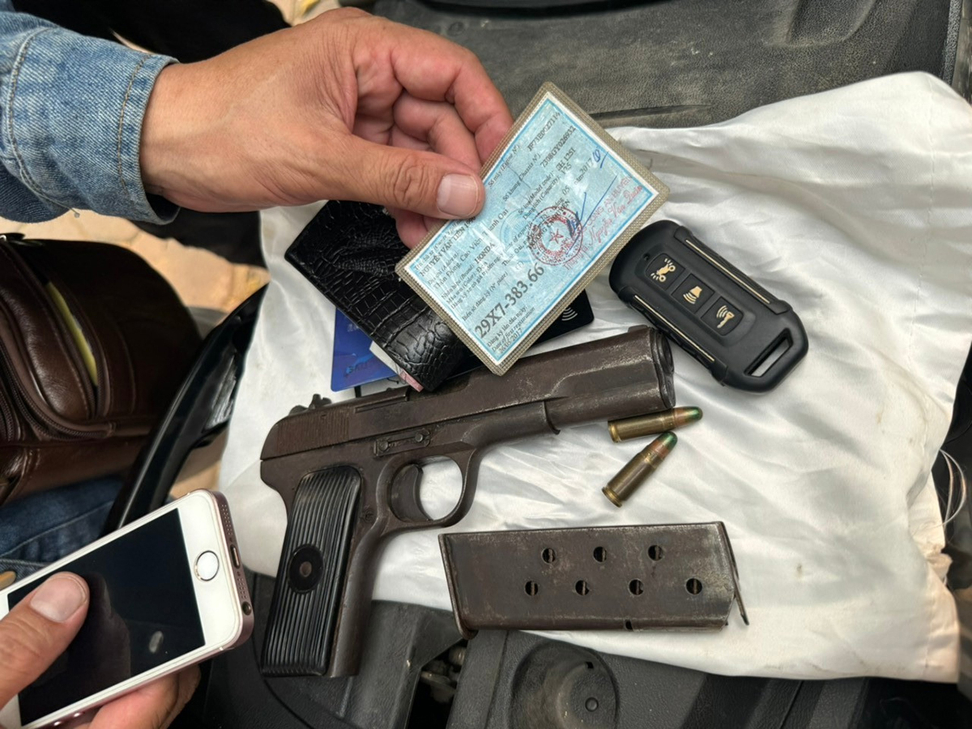 Ph&uacute;t chạm tr&aacute;n đối tượng mang s&uacute;ng ngắn dạo phố- Ảnh 1.