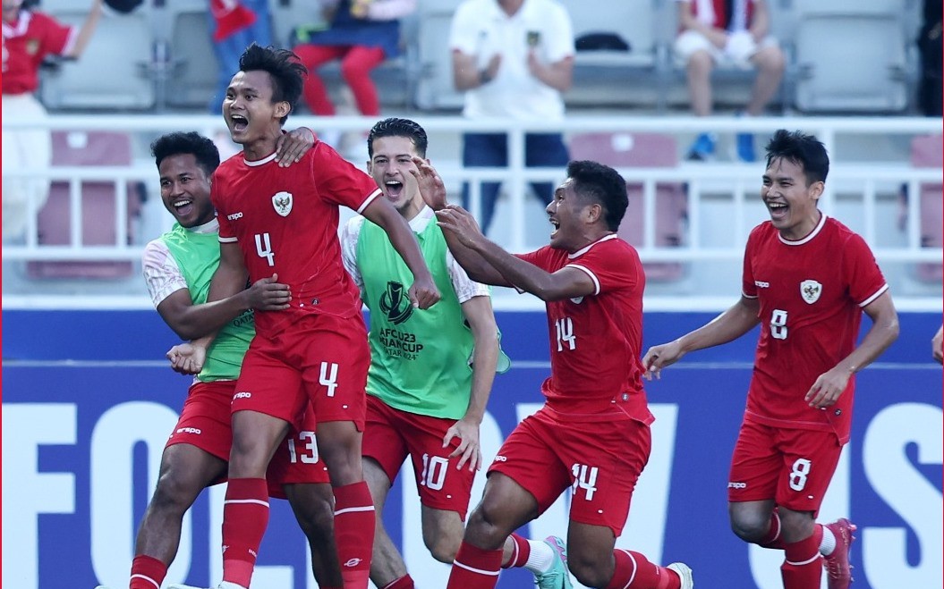 HLV Shin Tae-yong c&oacute; h&agrave;nh động ngỡ ng&agrave;ng với học tr&ograve; trong trận thắng U23 Australia