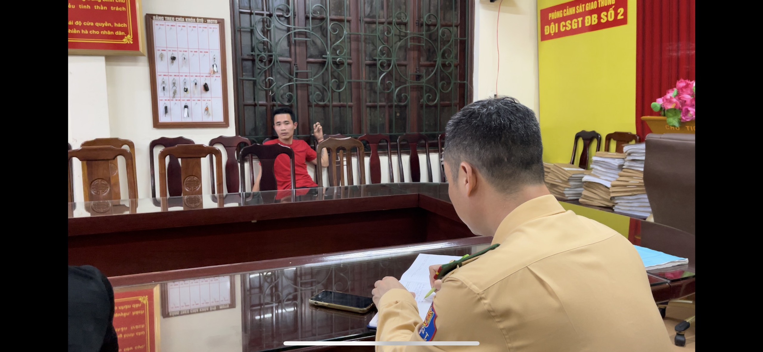 Khống chế t&agrave;i xế &ocirc; t&ocirc; vi phạm nồng độ cồn "th&ocirc;ng chốt" CSGT- Ảnh 2.