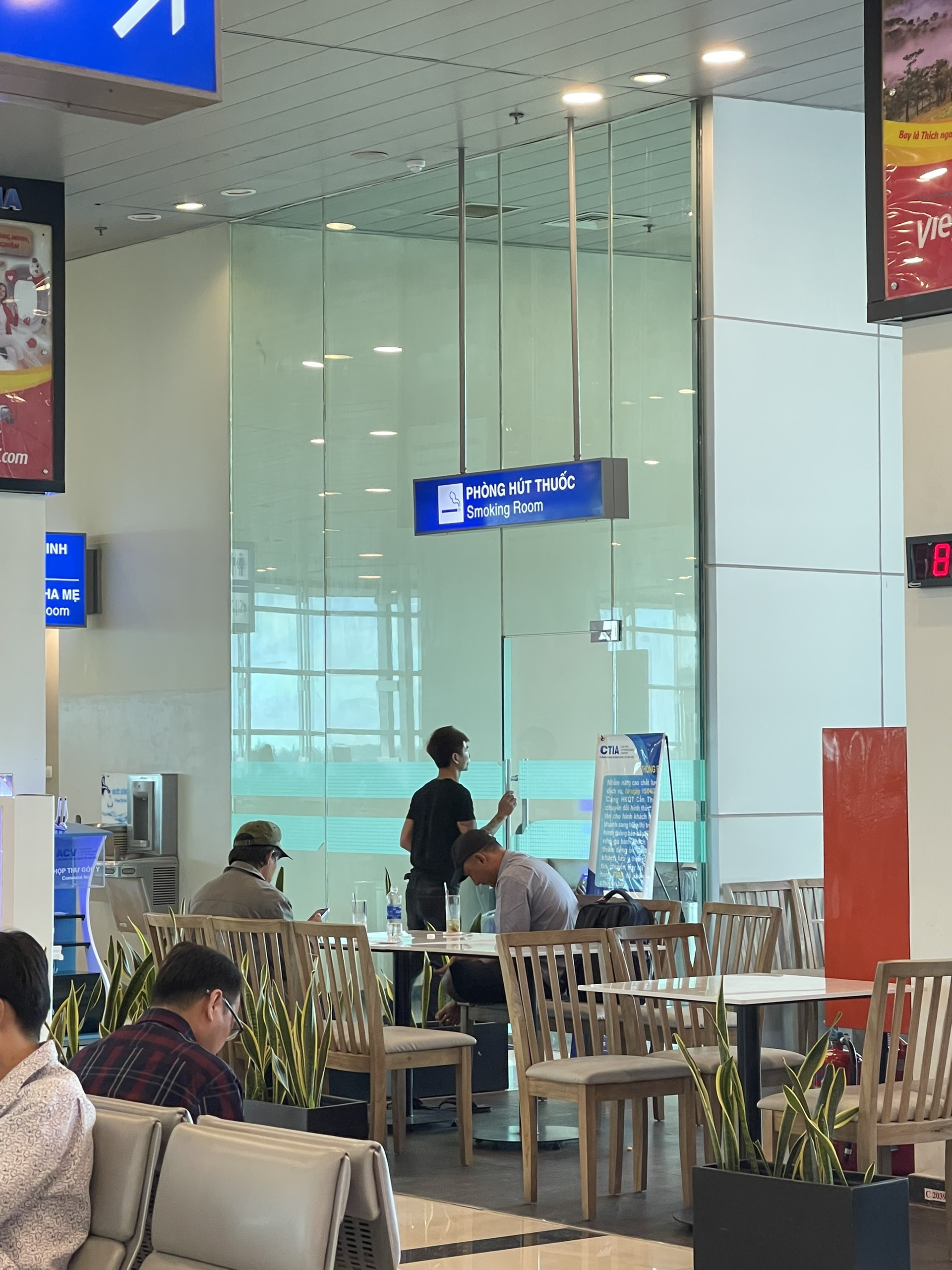Phạt tiền nam h&agrave;nh kh&aacute;ch h&uacute;t thuốc l&aacute; tr&ecirc;n chuyến bay đ&ecirc;m- Ảnh 2.