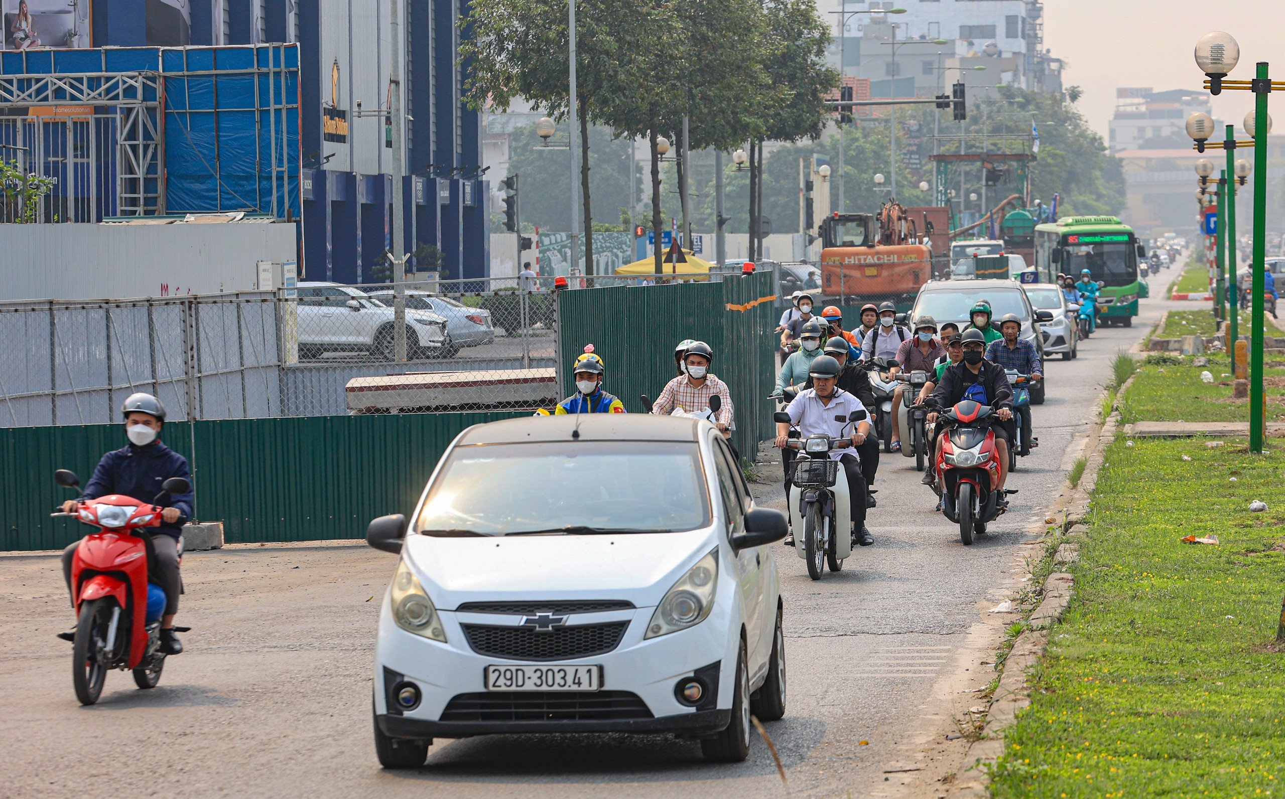 Cận cảnh loạt l&ocirc; cốt tr&ecirc;n đường Vũ Trọng Kh&aacute;nh thi c&ocirc;ng trở lại- Ảnh 13.