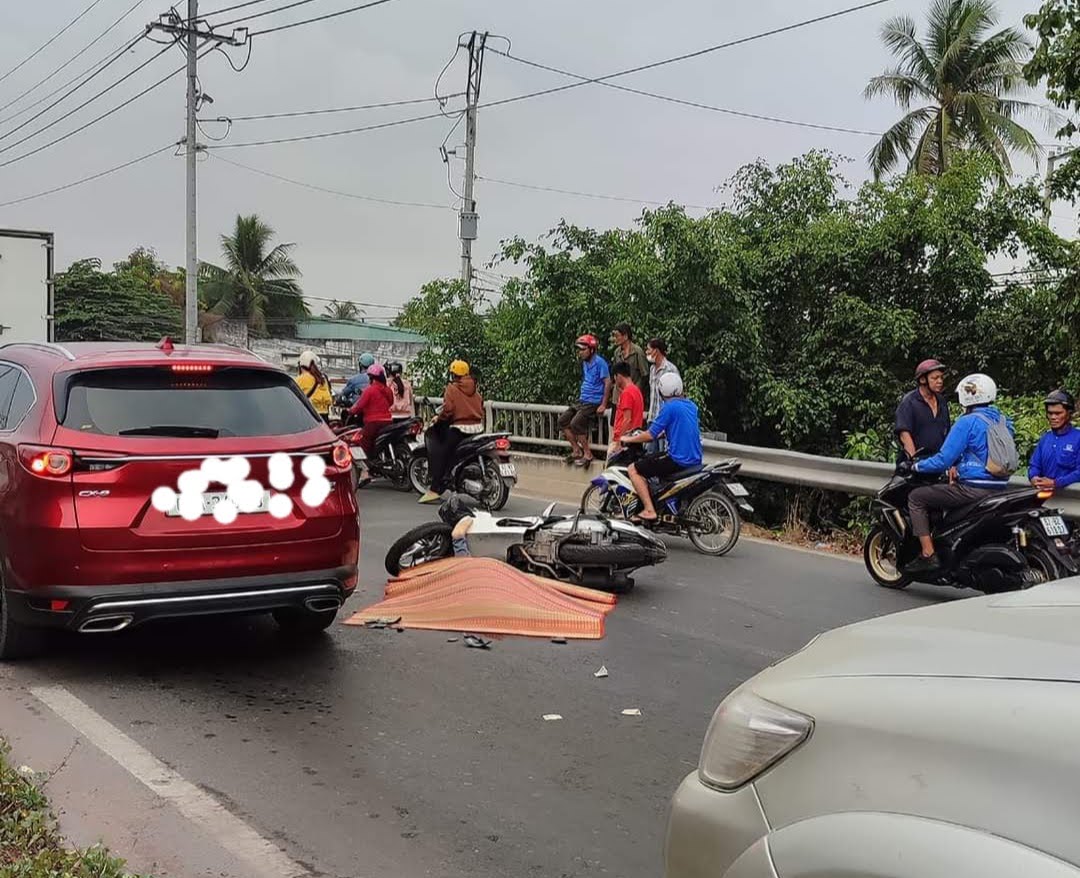 Thanh ni&ecirc;n đi xe m&aacute;y tử vong sau va chạm &ocirc; t&ocirc; tải- Ảnh 1.