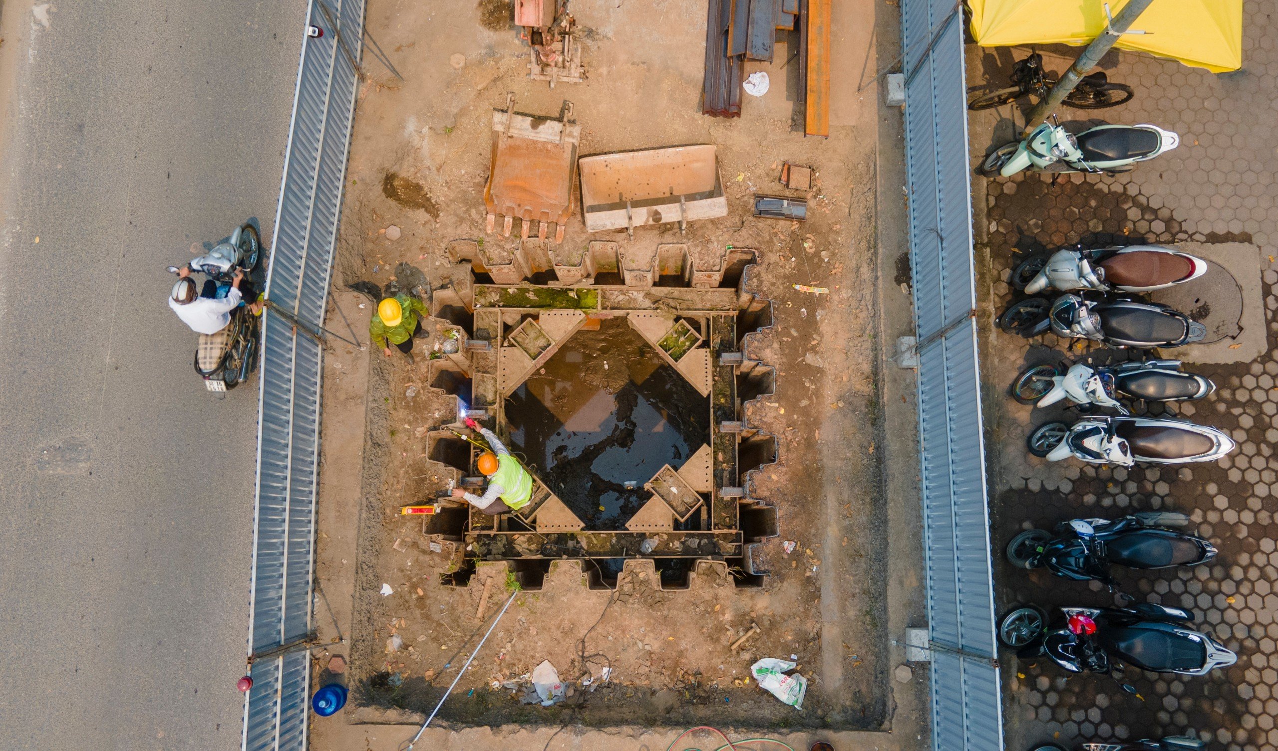 Cận cảnh loạt l&ocirc; cốt tr&ecirc;n đường Vũ Trọng Kh&aacute;nh thi c&ocirc;ng trở lại- Ảnh 12.