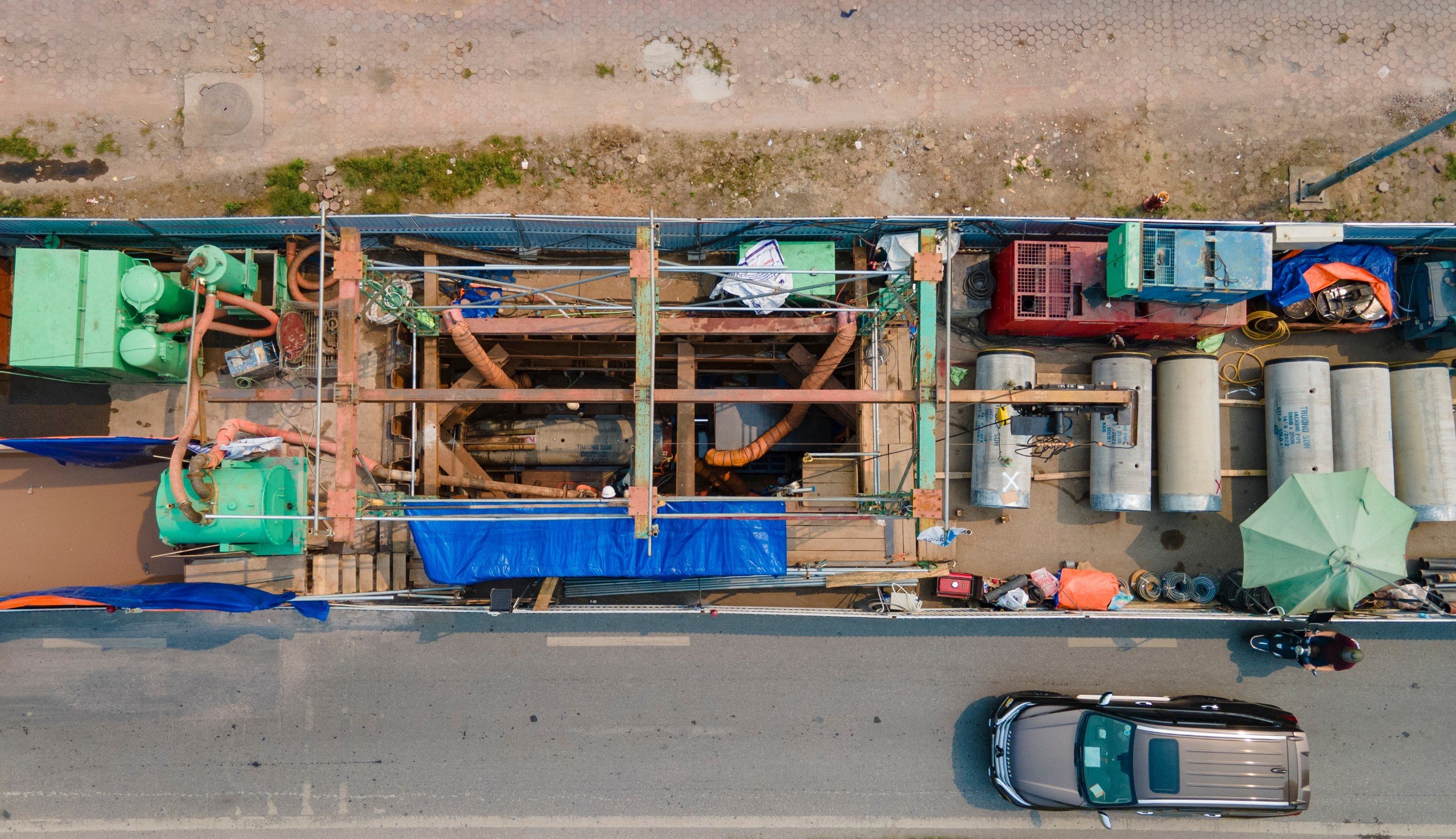 Cận cảnh loạt l&ocirc; cốt tr&ecirc;n đường Vũ Trọng Kh&aacute;nh thi c&ocirc;ng trở lại- Ảnh 5.