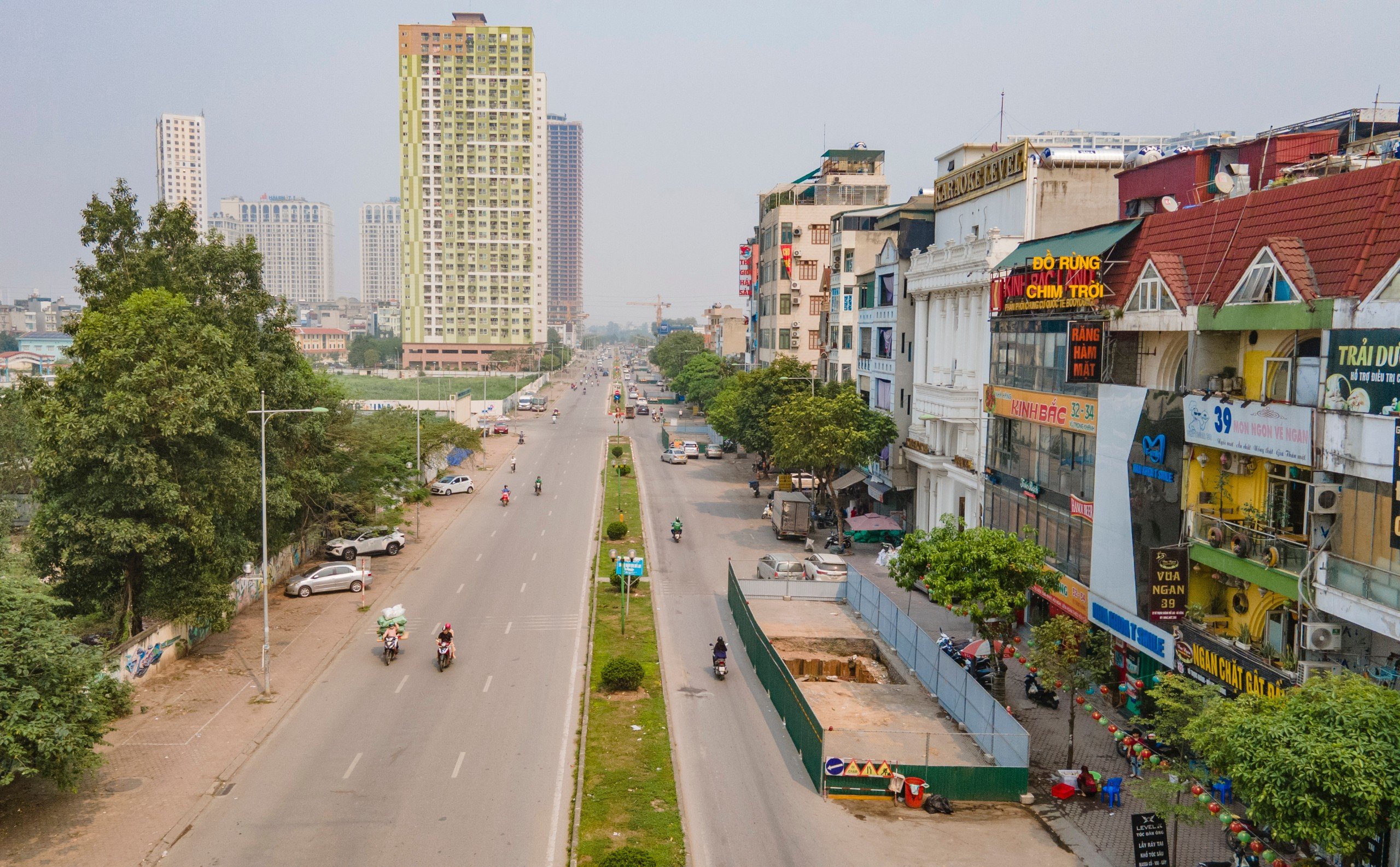 Cận cảnh loạt l&ocirc; cốt tr&ecirc;n đường Vũ Trọng Kh&aacute;nh thi c&ocirc;ng trở lại- Ảnh 1.