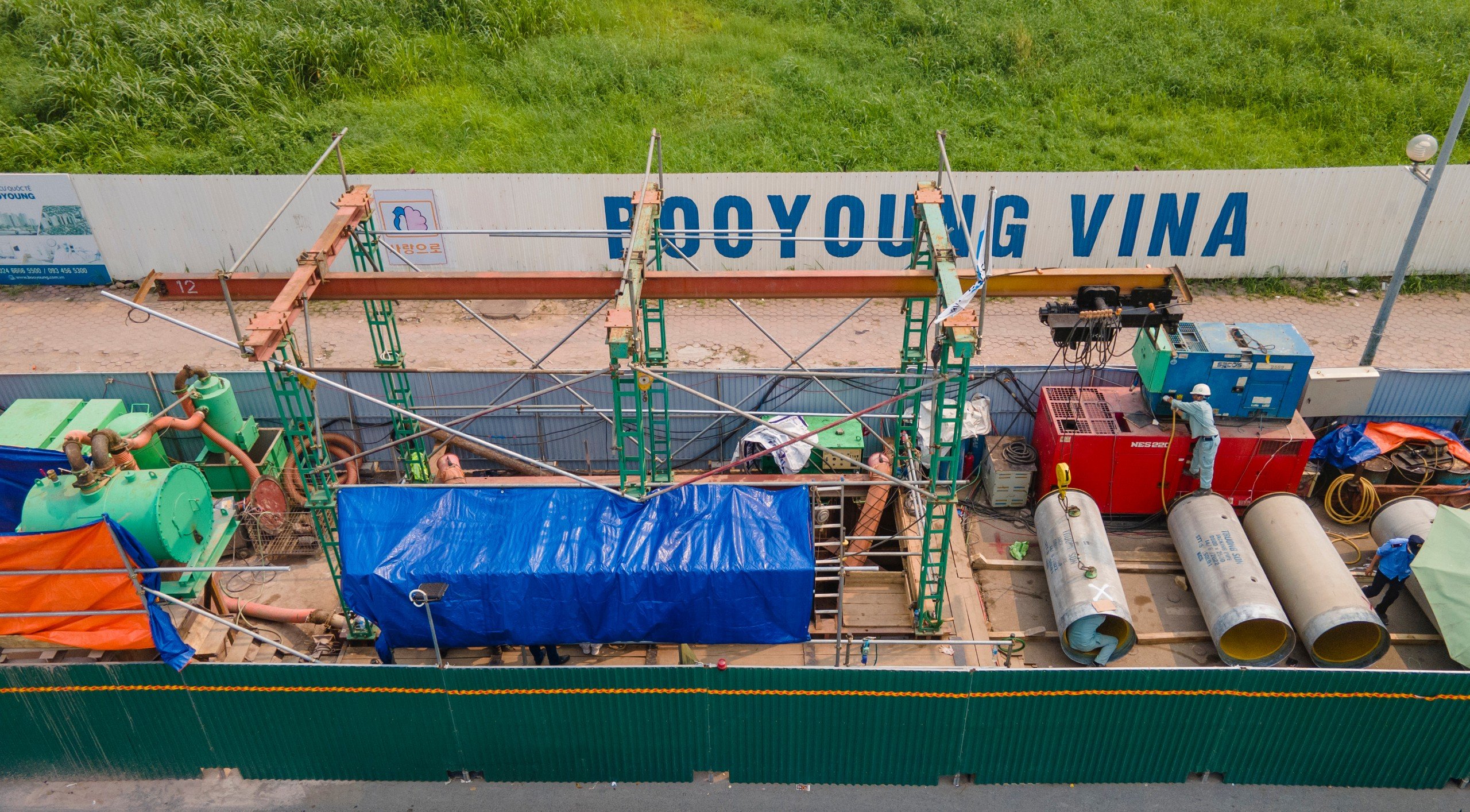 Cận cảnh loạt l&ocirc; cốt tr&ecirc;n đường Vũ Trọng Kh&aacute;nh thi c&ocirc;ng trở lại- Ảnh 6.