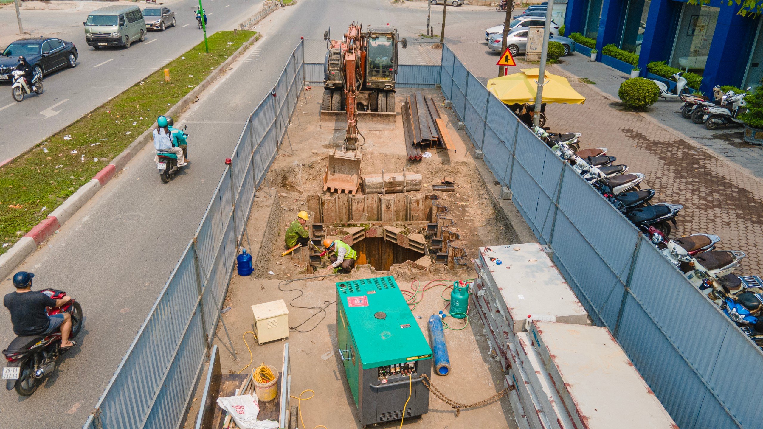 Cận cảnh loạt l&ocirc; cốt tr&ecirc;n đường Vũ Trọng Kh&aacute;nh thi c&ocirc;ng trở lại- Ảnh 10.