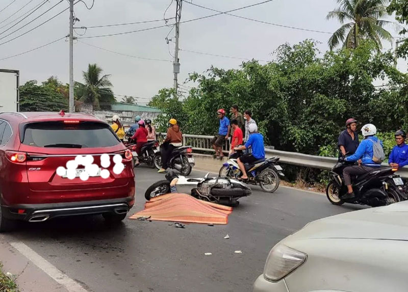 Hiện trường vụ tai nạn l&agrave;m thanh ni&ecirc;n tử vong tại chỗ.