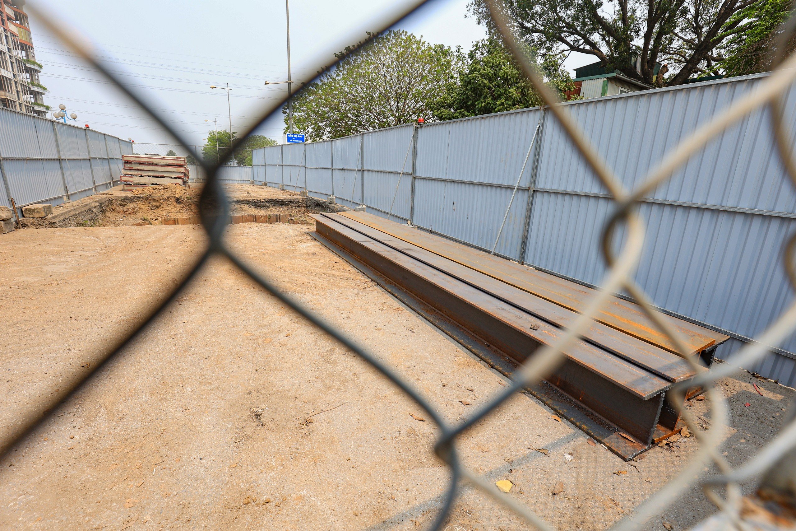 Cận cảnh loạt l&ocirc; cốt tr&ecirc;n đường Vũ Trọng Kh&aacute;nh thi c&ocirc;ng trở lại- Ảnh 15.