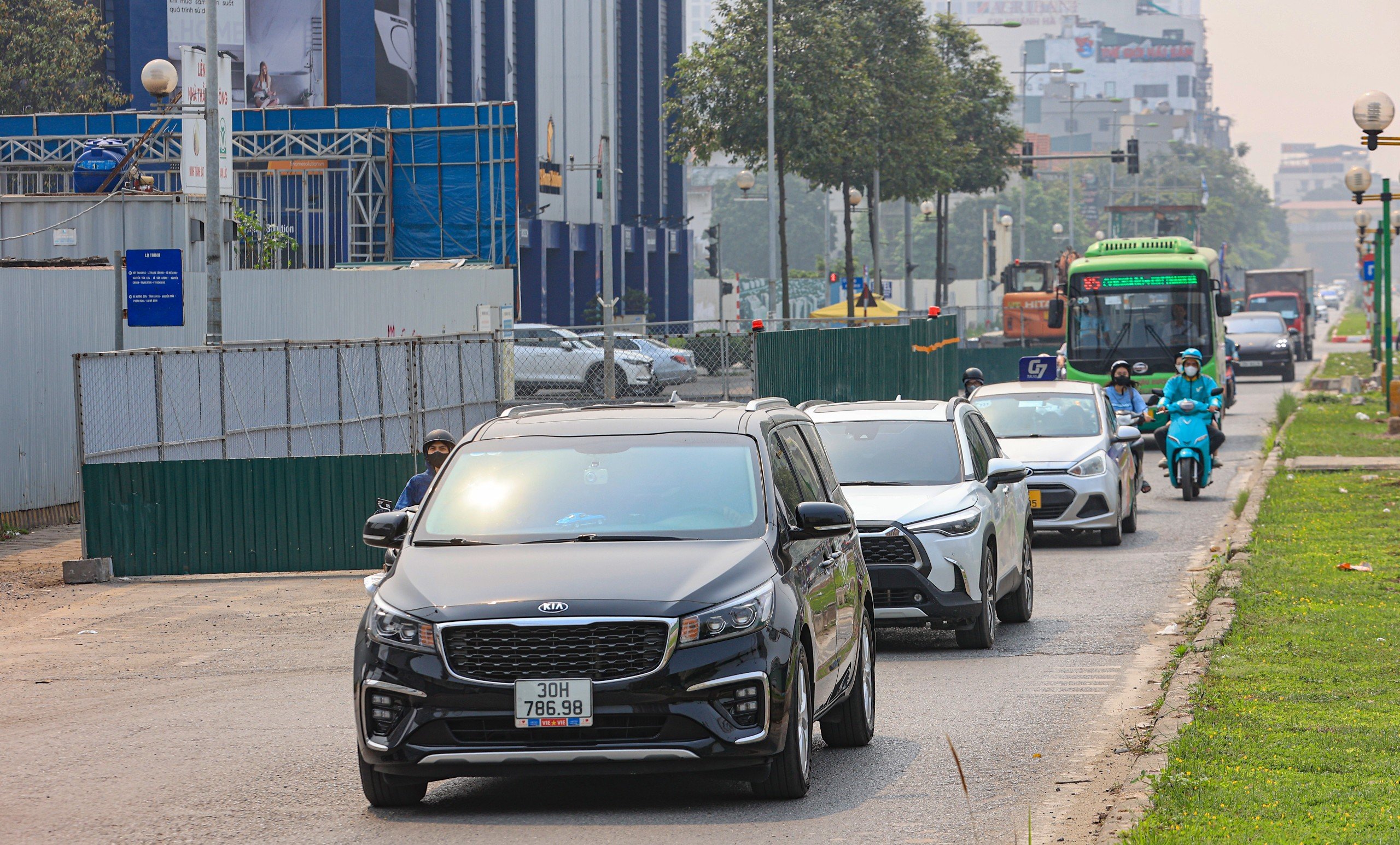 Cận cảnh loạt l&ocirc; cốt tr&ecirc;n đường Vũ Trọng Kh&aacute;nh thi c&ocirc;ng trở lại- Ảnh 18.