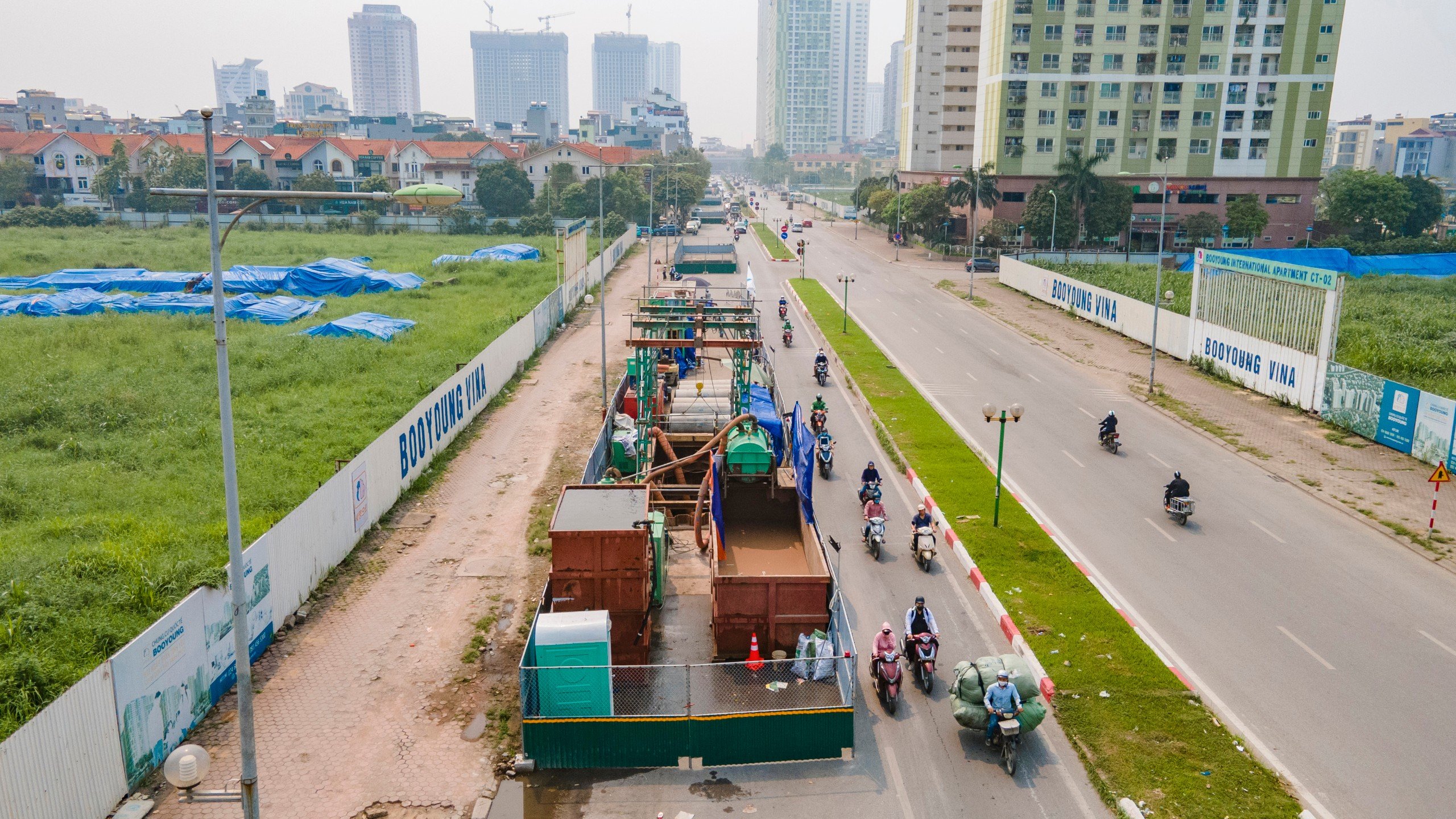 Cận cảnh loạt l&ocirc; cốt tr&ecirc;n đường Vũ Trọng Kh&aacute;nh thi c&ocirc;ng trở lại- Ảnh 4.