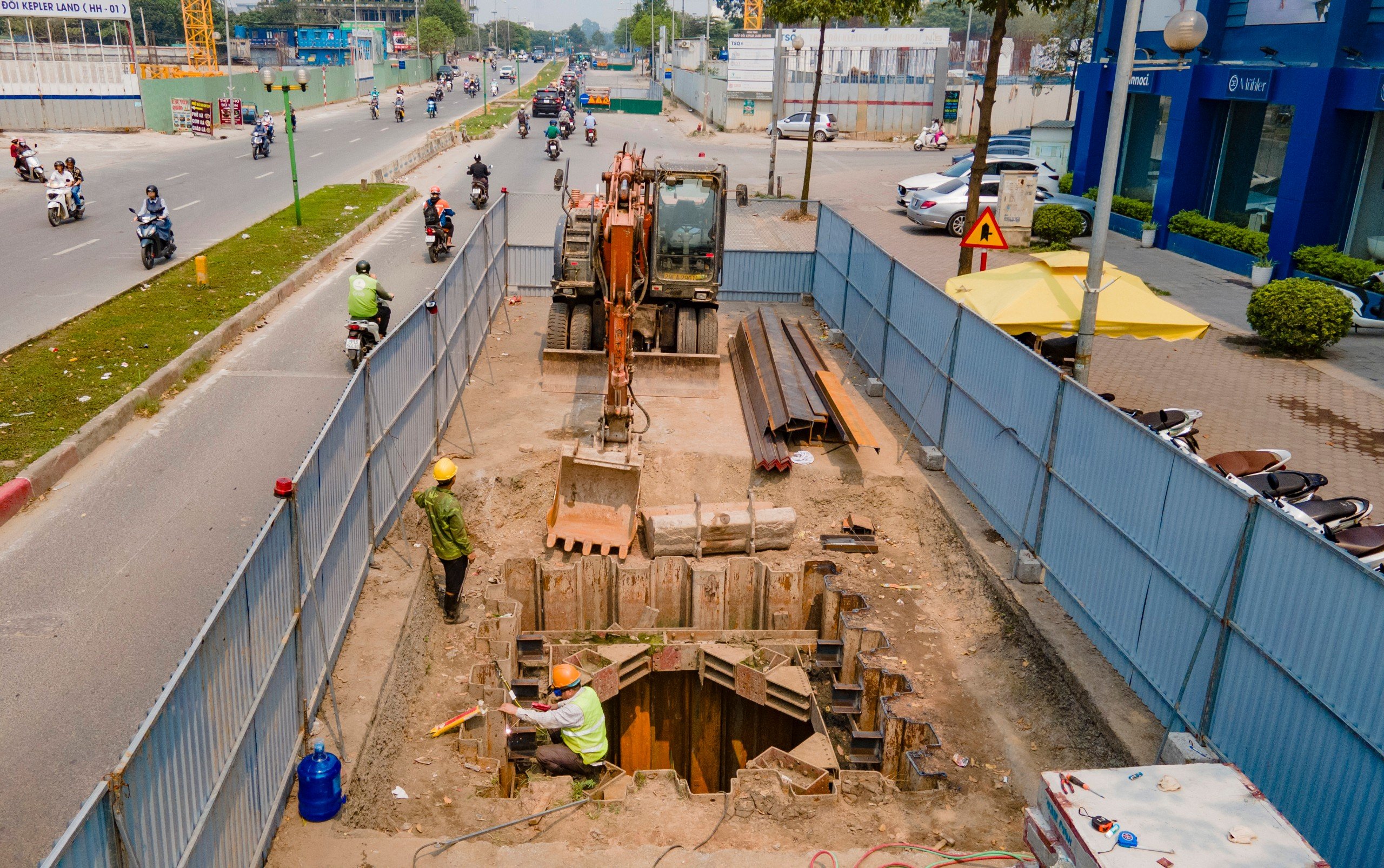 Cận cảnh loạt l&ocirc; cốt tr&ecirc;n đường Vũ Trọng Kh&aacute;nh thi c&ocirc;ng trở lại- Ảnh 11.