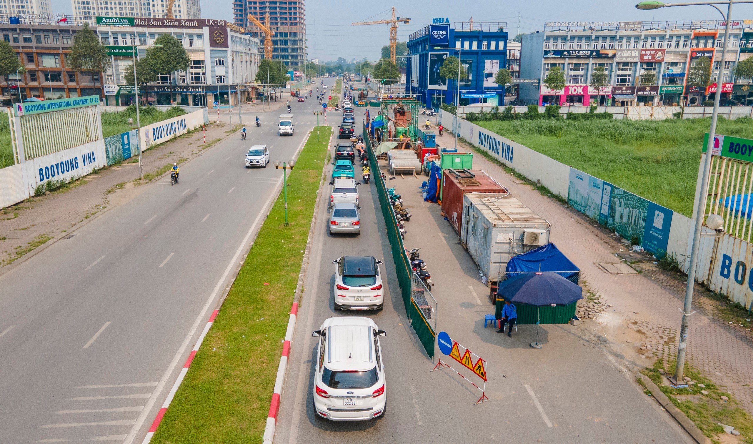 Cận cảnh loạt l&ocirc; cốt tr&ecirc;n đường Vũ Trọng Kh&aacute;nh thi c&ocirc;ng trở lại- Ảnh 2.