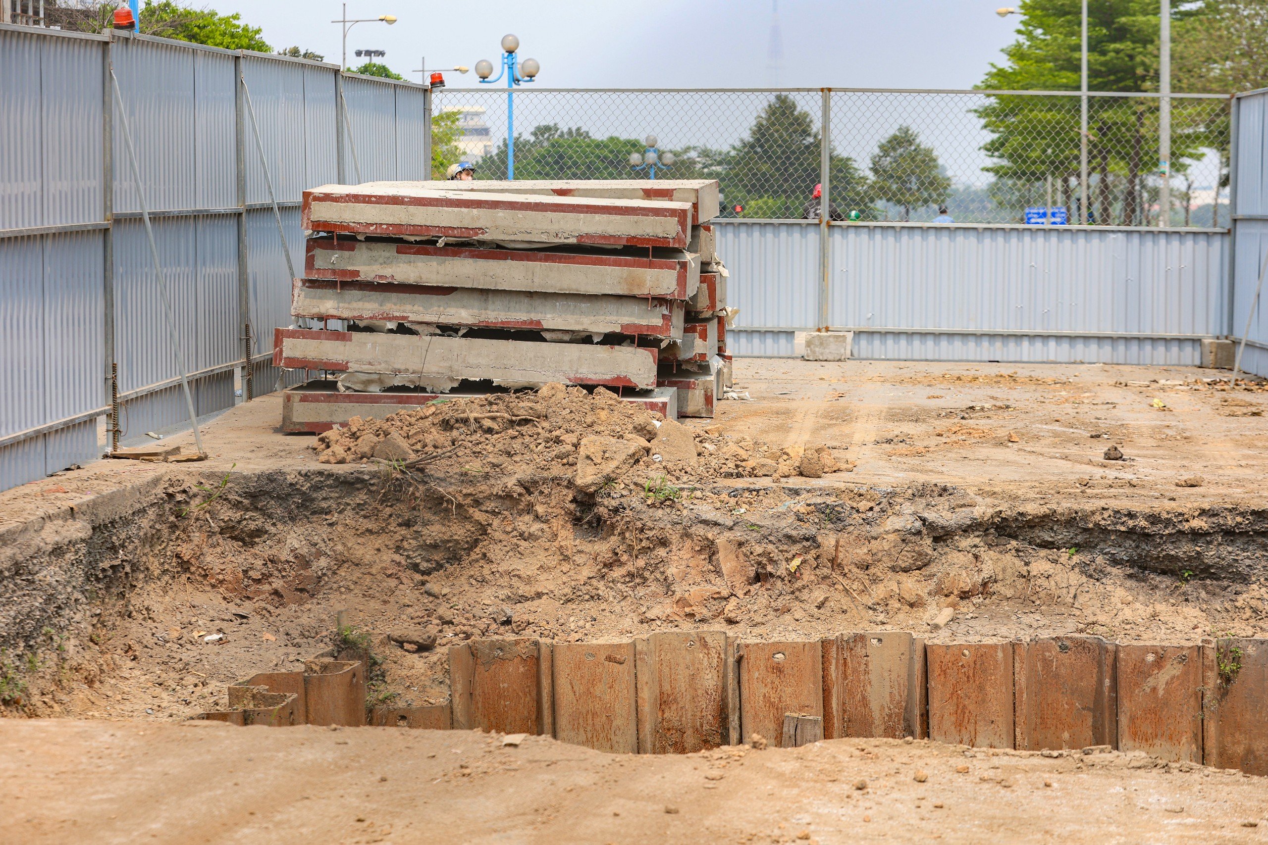 Cận cảnh loạt l&ocirc; cốt tr&ecirc;n đường Vũ Trọng Kh&aacute;nh thi c&ocirc;ng trở lại- Ảnh 17.