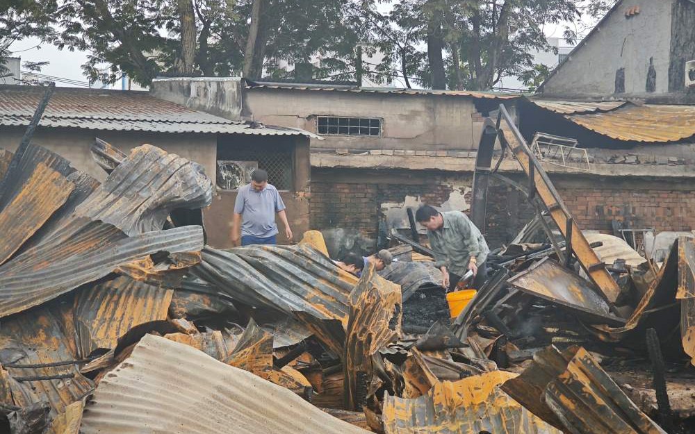 Ch&aacute;y nh&agrave; ven k&ecirc;nh ở quận 8: C&aacute;c hộ d&acirc;n thiệt hại nhận hỗ trợ ban đầu