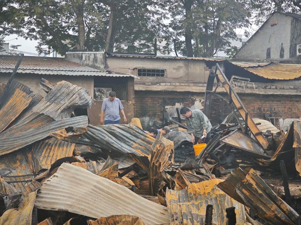 Ch&aacute;y nh&agrave; ven k&ecirc;nh ở quận 8: C&aacute;c hộ d&acirc;n thiệt hại nhận hỗ trợ ban đầu- Ảnh 1.