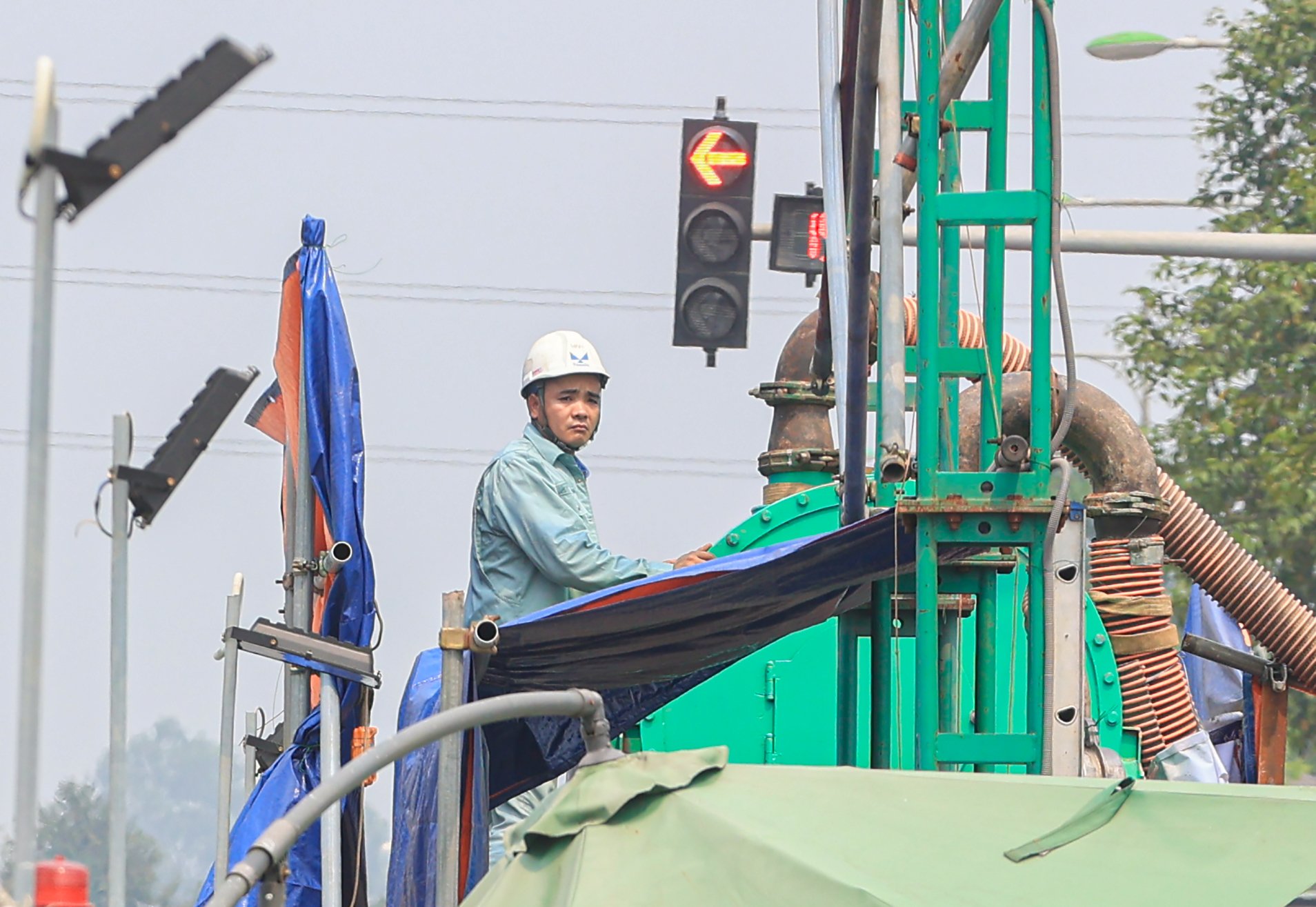 Cận cảnh loạt l&ocirc; cốt tr&ecirc;n đường Vũ Trọng Kh&aacute;nh thi c&ocirc;ng trở lại- Ảnh 7.