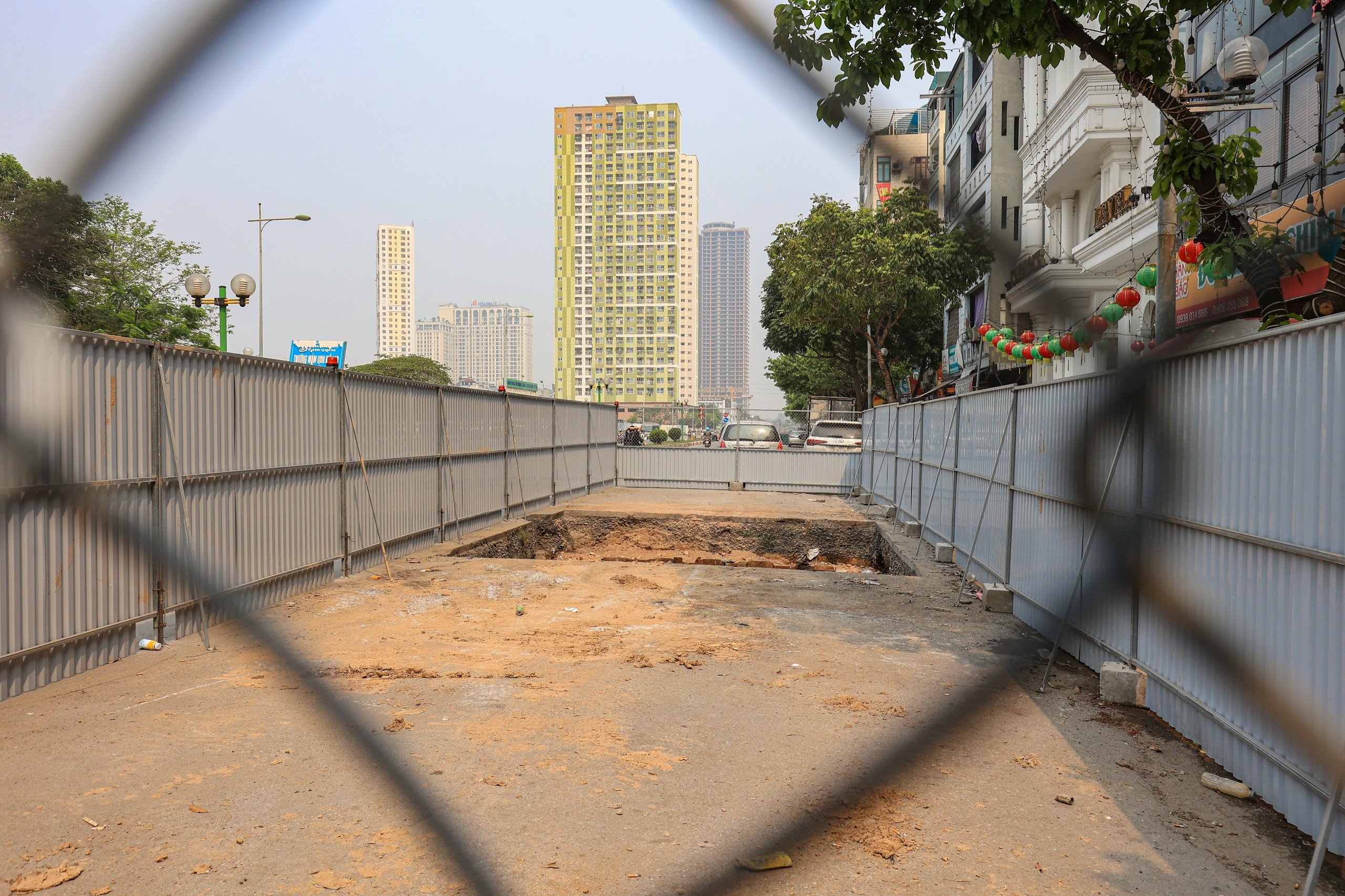 Cận cảnh loạt l&ocirc; cốt tr&ecirc;n đường Vũ Trọng Kh&aacute;nh thi c&ocirc;ng trở lại- Ảnh 14.