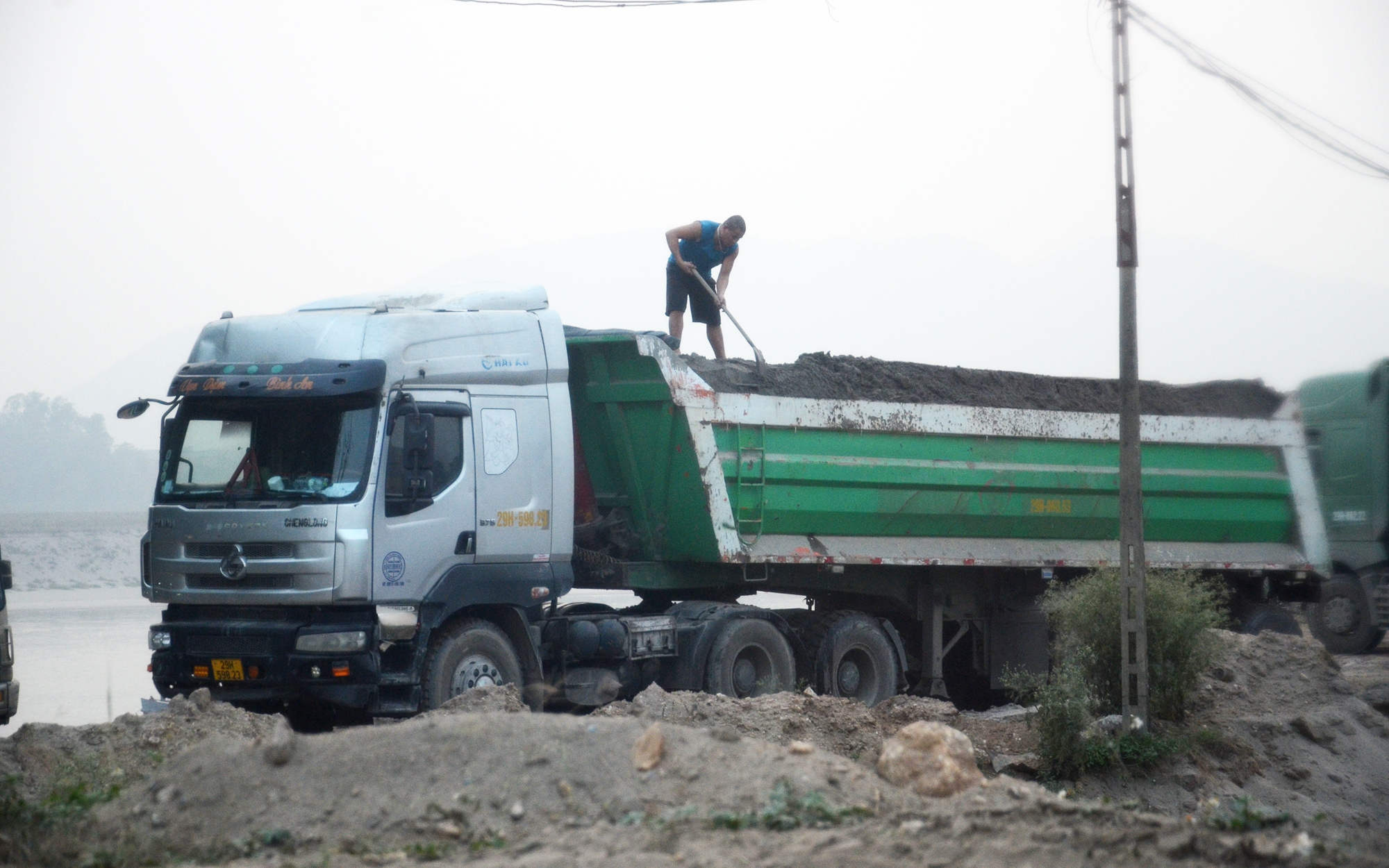 Bến cát không phép tiếp tay xe quá tải quần thảo vùng giáp ranh: Công an Hòa Bình vào cuộc- Ảnh 8. Dân vùng giáp ranh Thủ đô khốn khổ vì xe chở cát quá tải chạy suốt ngày đêm