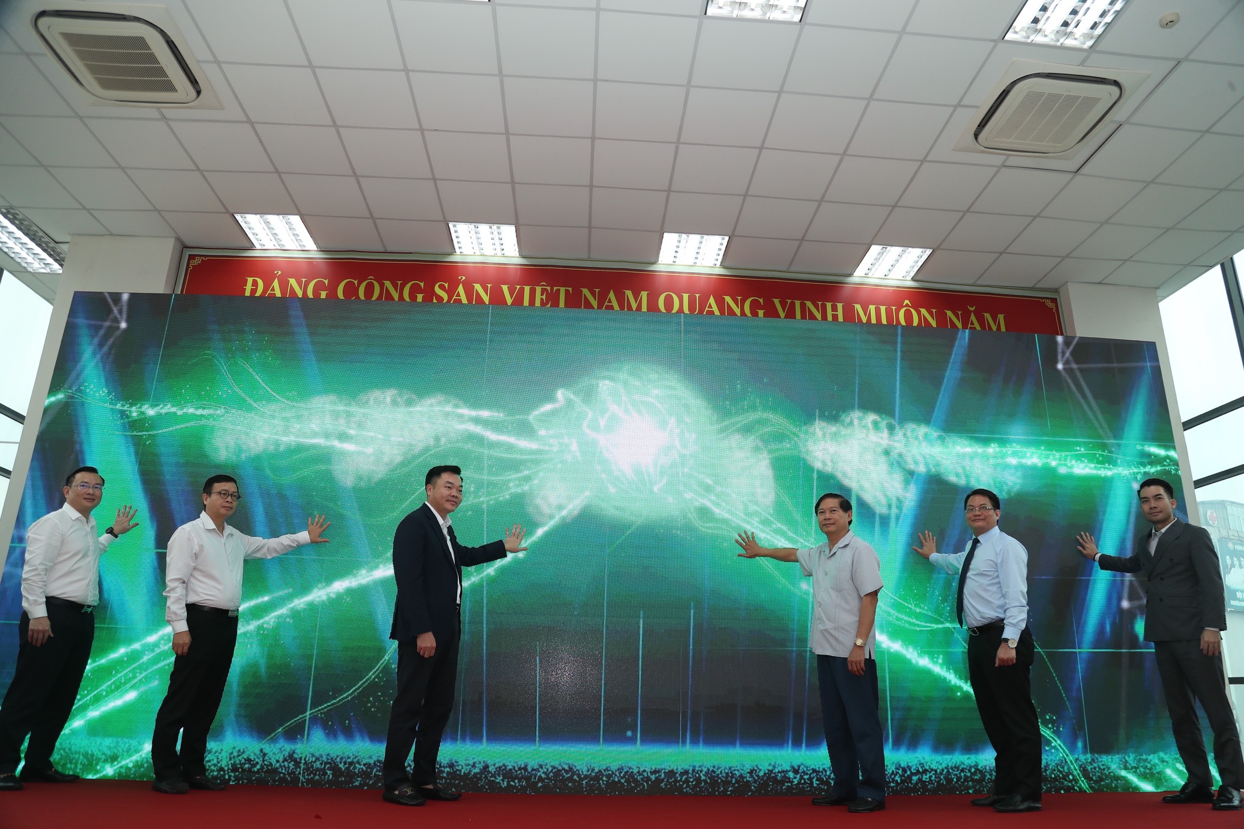 H&agrave; Nội triển khai thẻ v&eacute; ảo, kh&aacute;ch ở nh&agrave; vẫn c&oacute; thể mua v&eacute; th&aacute;ng đi xe bu&yacute;t- Ảnh 1.