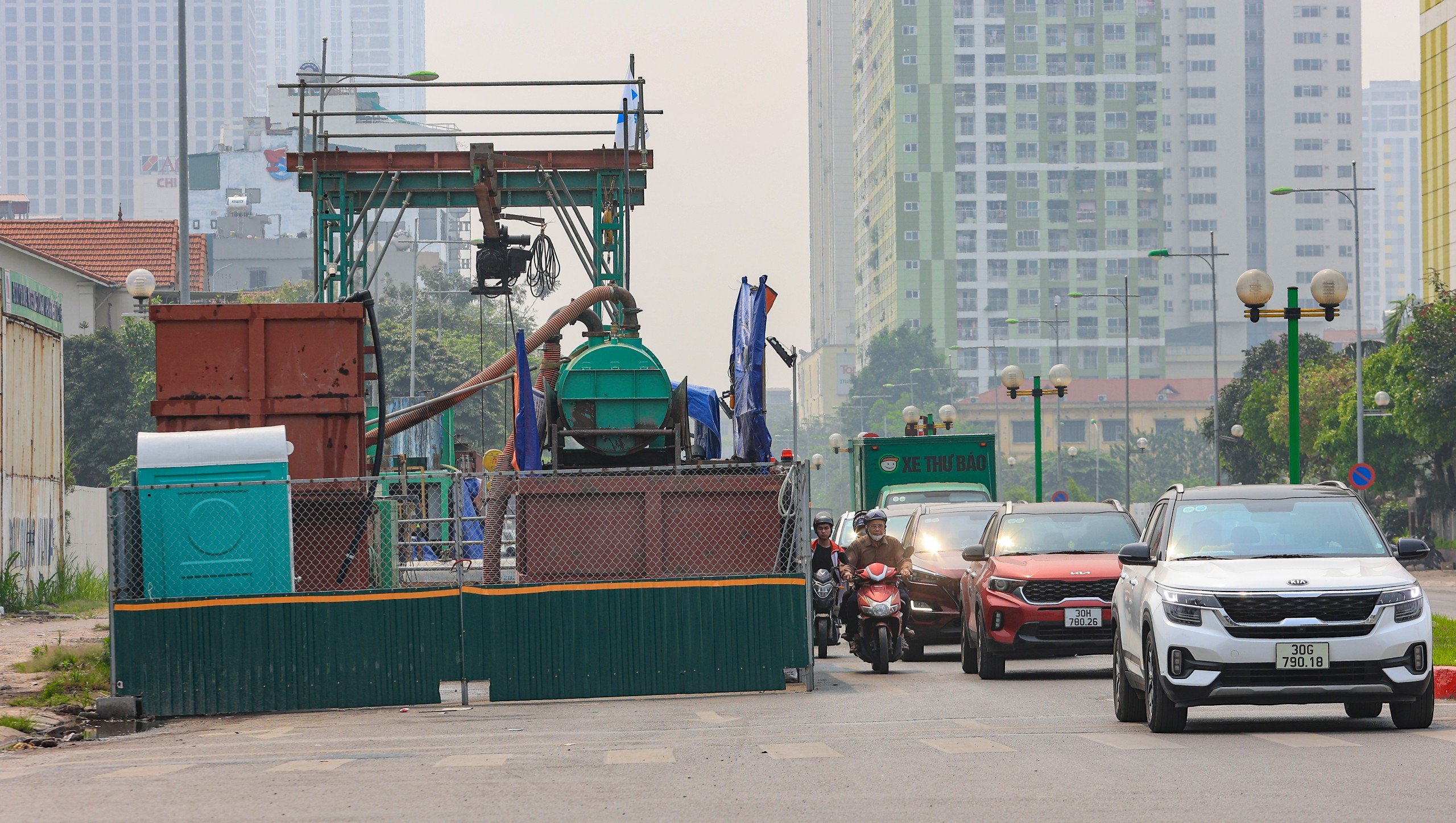 Cận cảnh loạt l&ocirc; cốt tr&ecirc;n đường Vũ Trọng Kh&aacute;nh thi c&ocirc;ng trở lại- Ảnh 8.