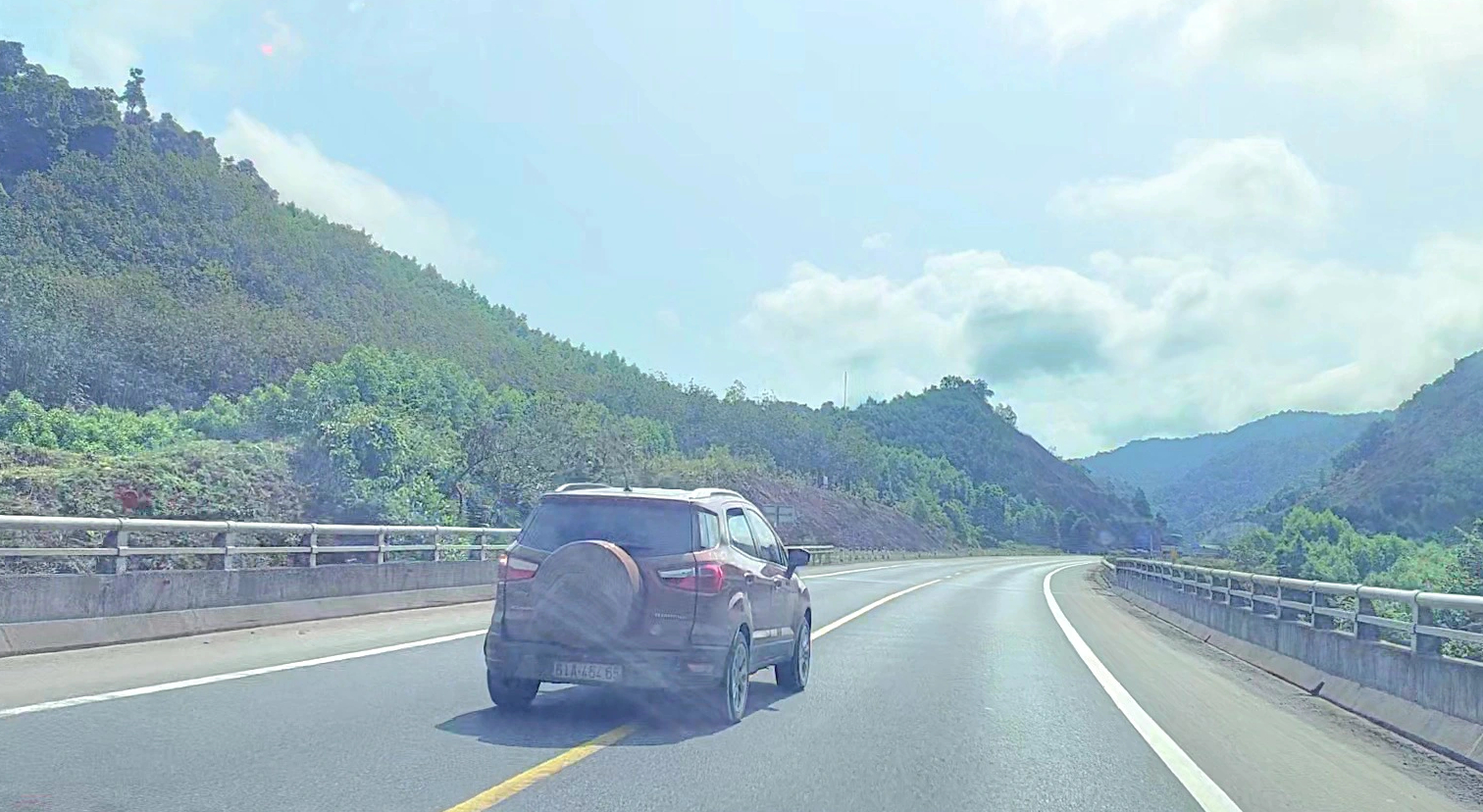 Bổ sung biển b&aacute;o, lắp camera ghi h&igrave;nh xe lấn l&agrave;n, vượt ẩu tr&ecirc;n tuyến La Sơn - H&ograve;a Li&ecirc;n- Ảnh 1.