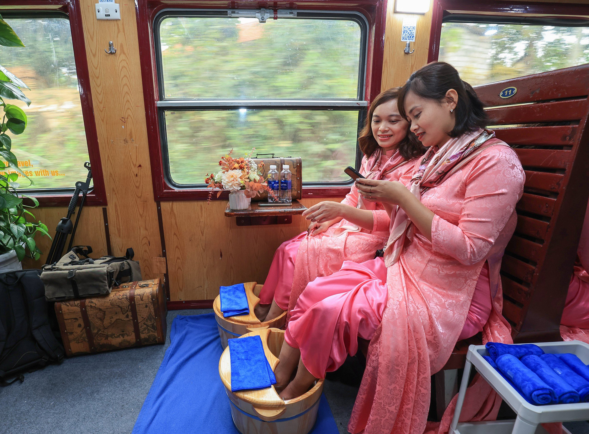 Khách đi tàu hào hứng với dịch vụ chưa từng có- Ảnh 3. Khách đi tàu hào hứng với dịch vụ chưa từng có- Ảnh 3.