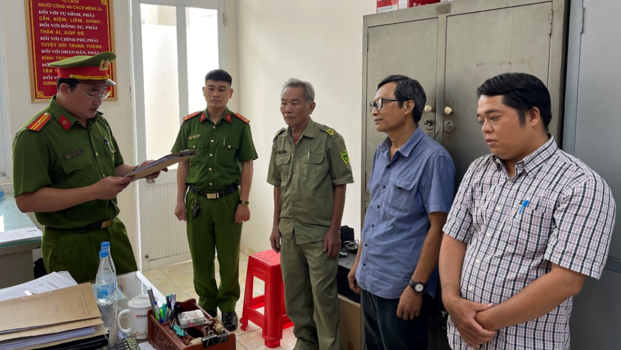 Bắt tạm giam gi&aacute;m đốc, thủ quỹ trung t&acirc;m ph&aacute;t triển quỹ đất một huyện ở Đồng Nai- Ảnh 1.