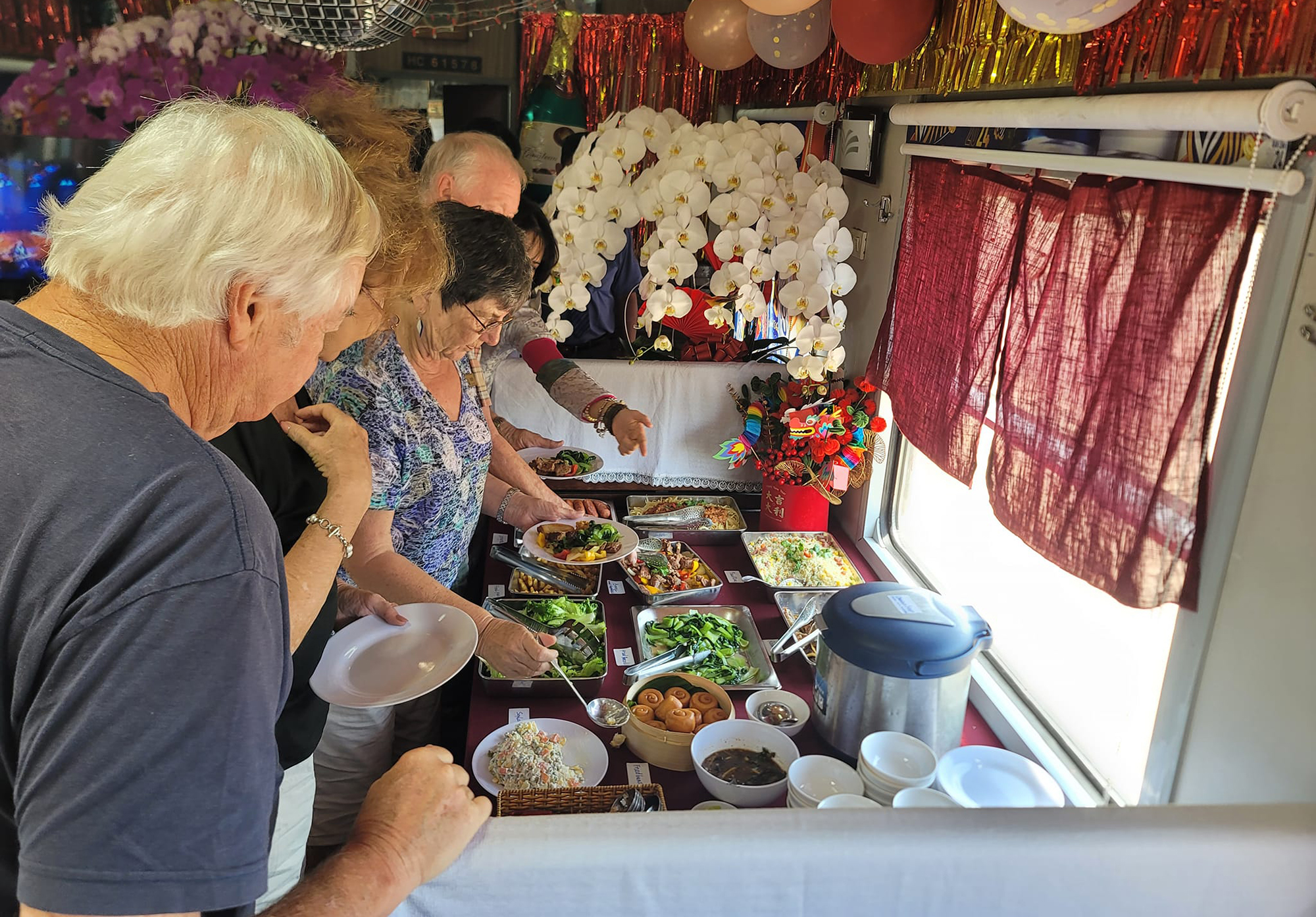 Khách đi tàu hào hứng với dịch vụ chưa từng có- Ảnh 2. Khách đi tàu hào hứng với dịch vụ chưa từng có- Ảnh 2.