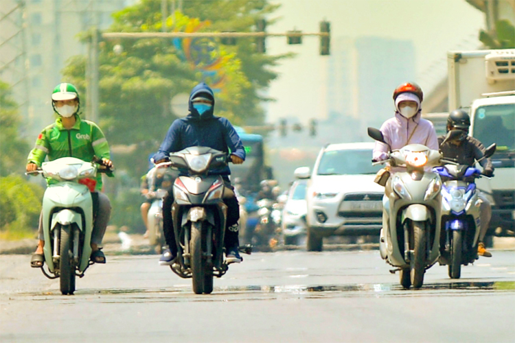 Thời tiết h&ocirc;m nay 2/4: Nắng n&oacute;ng gay gắt lan rộng, k&eacute;o d&agrave;i đến cuối tuần- Ảnh 1.