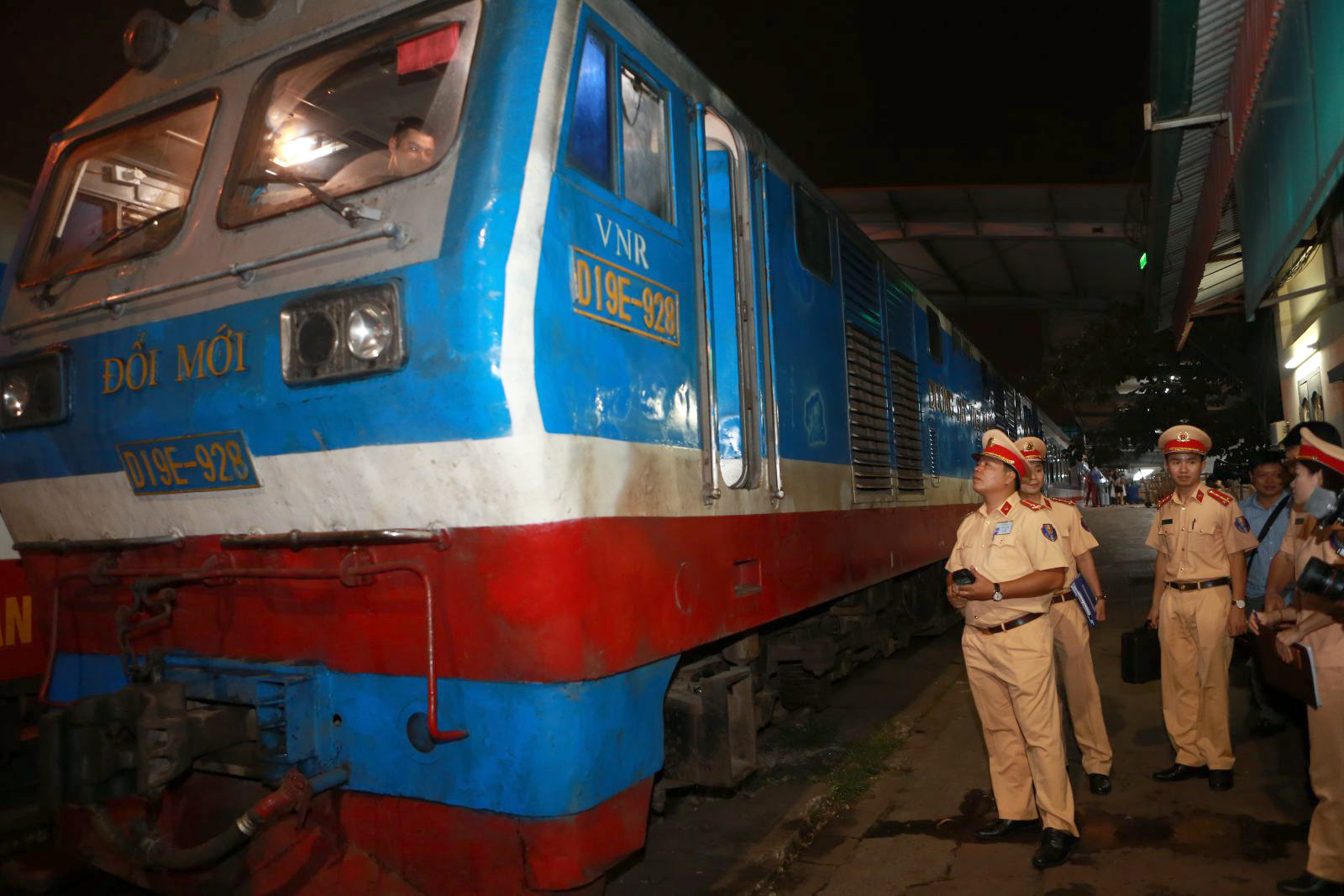 CSGT c&oacute; những nhiệm vụ, quyền hạn g&igrave; ở lĩnh vực đường sắt?- Ảnh 2.