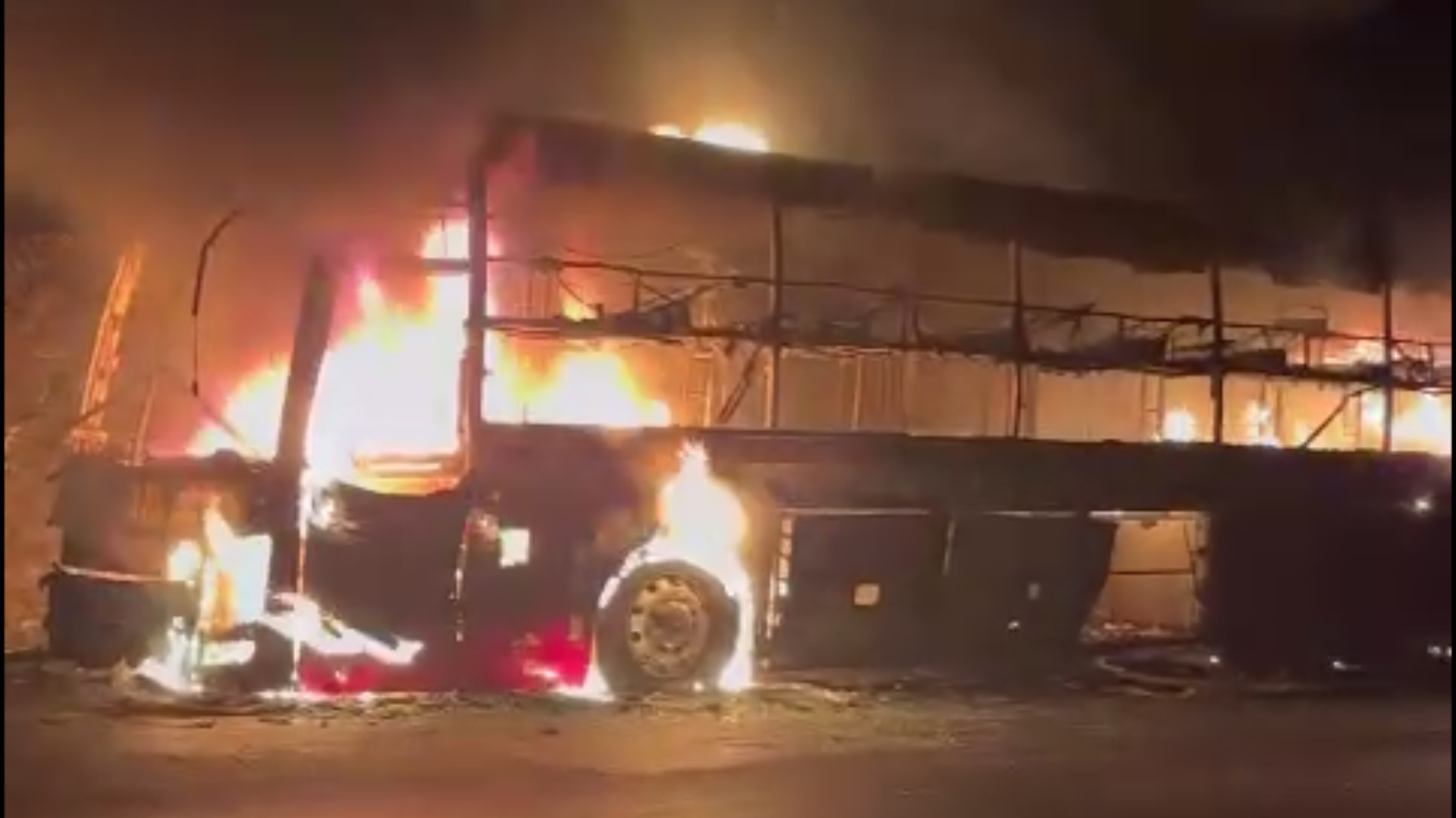 Xe kh&aacute;ch bốc ch&aacute;y dữ dội, 24 người vội v&agrave;ng th&aacute;o chạy- Ảnh 1.