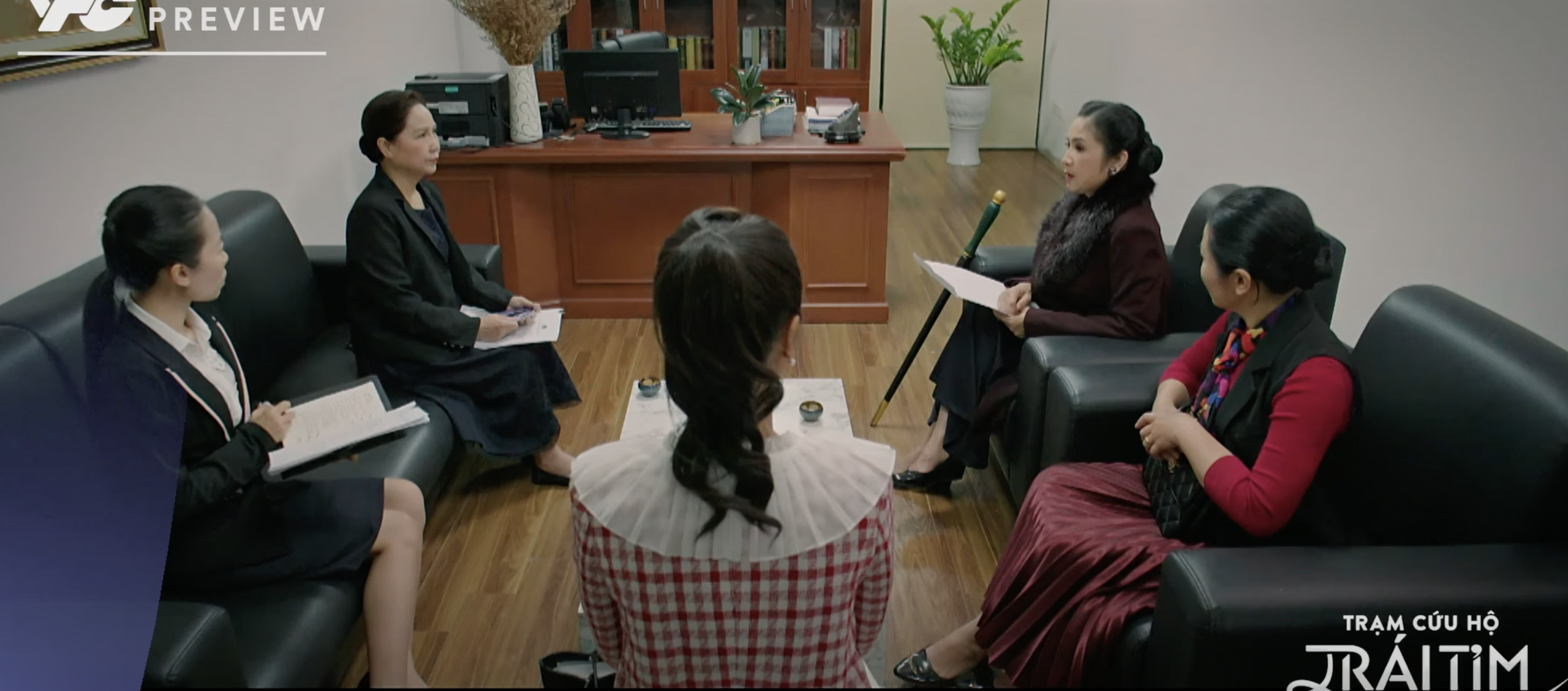 Bà Hạ Lan đến tận công ty của An Nhiên để đòi lại công bằng cho con gái. Bà Hạ Lan đến tận công ty của An Nhiên để đòi lại công bằng cho con gái.