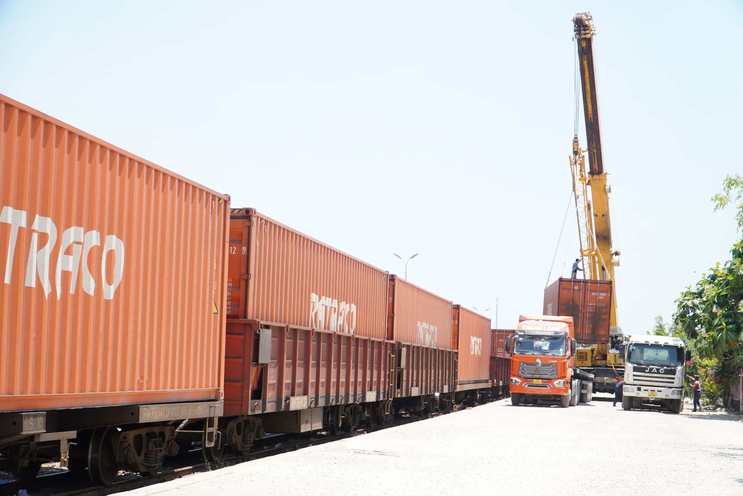 Kh&aacute;ch h&agrave;ng được miễn ph&iacute; trung chuyển h&agrave;ng h&oacute;a qua hầm đường sắt sạt lở- Ảnh 3.