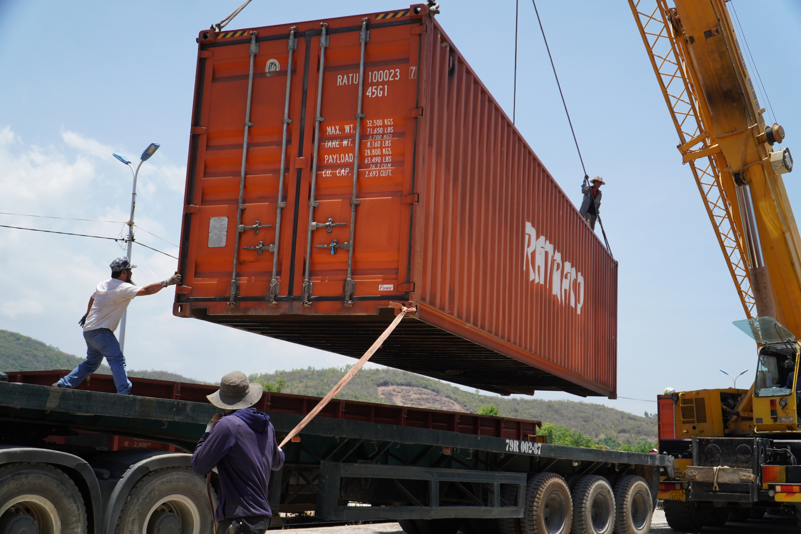 Kh&aacute;ch h&agrave;ng được miễn ph&iacute; trung chuyển h&agrave;ng h&oacute;a qua hầm đường sắt sạt lở- Ảnh 4.